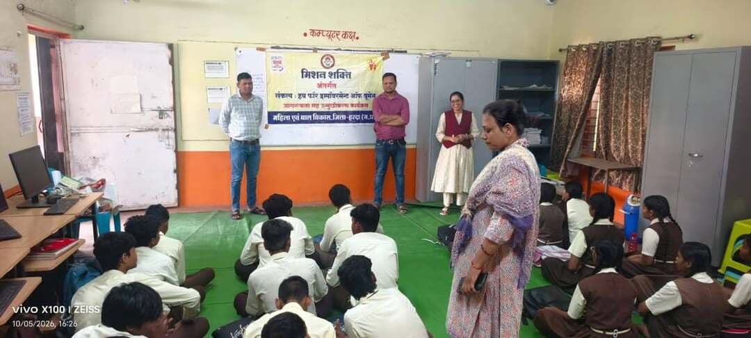 ✅ फॉर एम्पावरमेंट ऑफ वूमेन अंतर्गत जागरूकता कार्यशाला आयोजित
जिला कार्यक्रम अधिकारी, महिला एवं बाल विकास विभाग, हरदा के मार्गदर्शन में हब फॉर एम्पावरमेंट ऑफ वूमेन अंतर्गत डॉ. बी. आर. अंबेडकर उत्कृष्ट विद्यालय, हरदा में सोमवार को छात्र-छात्राओं हेतु जागरूकता कार्यशाला का आयोजन किया गया। कार्यशाला का उद्देश्य छात्र-छात्राओं को महिलाओं एवं बालिकाओं की सुरक्षा, अधिकार, संरक्षण तथा उपलब्ध सहायता सेवाओं के प्रति जागरूक करना रहा। कार्यशाला के दौरान बाल विवाह प्रतिषेध अधिनियम, 2006, पाक्सो अधिनियम 2012, बाल सहायता एवं संरक्षण हेल्पलाइन नंबर 1098 एवं महिला हेल्पलाइन नंबर 181 के संबंध में जानकारी प्रदान की गई। इस अवसर पर विद्यार्थियों को बाल विवाह के दुष्परिणाम, बालिकाओं की शिक्षा एवं सुरक्षा, बच्चों के साथ होने वाले लैंगिक अपराधों से बचाव तथा किसी भी प्रकार की हिंसा, शोषण अथवा असुरक्षित परिस्थिति में उपलब्ध सहायता सेवाओं का उपयोग करने के संबंध में विस्तार से समझाया गया। विद्यार्थियों को अपने अधिकारों के प्रति जागरूक रहने तथा आवश्यकता पड़ने पर संबंधित हेल्पलाइन के माध्यम से सहायता प्राप्त करने के लिए प्रेरित किया गया।
कार्यशाला में विद्यालय के प्राचार्य, शिक्षक-शिक्षिकाएं एवं छात्र-छात्राओं के साथ महिला एवं बाल विकास विभाग के जिला कार्यालय से श्री गजेंद्र बरकरे एवं श्री संदीप कीर उपस्थित रहे।
उल्लेखनीय है कि महिला एवं बाल विकास हरदा द्वारा हब फॉर एम्पावरमेंट ऑफ वूमेन अंतर्गत इस प्रकार की जागरूकता गतिविधियों के माध्यम से महिलाओं एवं बालिकाओं के अधिकारों, सुरक्षा एवं संरक्षण के प्रति समाज में जागरूकता बढ़ाने का निरंतर प्रयास किया जा रहा है।
Jansampark Madhya Pradesh
Directorate Women and Child Development, MP Department Of Women Child Development, Madhya Pradesh
#WomenEmpowerment #BetiBachaoBetiPadhao #Harda #हरदा