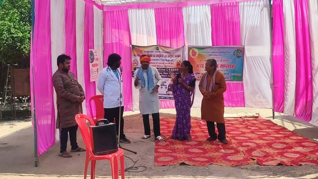बडौदा एवं चंद्रपुरा में नशामुक्ति कार्यक्रम आयोजित
-----
राष्ट्रपिता महात्मा गांधी की जयंती के अवसर पर मनाए जा रहे मद्य निषेध सप्ताह (02 से 08 अक्टूबर) के तहत नगरपरिषद बडौदा तथा शासकीय माध्यमिक विद्यालय चन्द्रपुरा में नशामुक्ति पर आधारित जागरूकता कार्यक्रम आयोजित किये गये।
कलेक्टर सुश्री शीला दाहिमा के मार्गदर्शन तथा सामाजिक न्याय एवं दिव्यांगजन सशक्तिकरण विभाग अंतर्गत अशासकीय संस्था अशोक शिक्षा प्रचार समिति (जय मारूति नशा मुक्ति केंद्र) के सहयोग से नशा मुक्त भारत अभियान और सेवा मेरा योगदान अंतर्गत नशे के दुष्परिणामों पर आधारित नाट्य प्रस्तुतियां दी गई। इसके तहत शोक से शुरू हुआ सफर कैंसर और बर्बादी पर खत्म शीर्षक से कलाकारों द्वारा नाट्य प्रस्तुति दी गई।
आस्था कला नाट्य मंच ग्वालियर के निर्देशक श्री नेमीचंद के नेतृत्व में रंगकर्मी मंगल सिंह, प्रमोद शर्मा, वासु द्विवेदी और ज्योति शर्मा ने अपने सजीव अभिनय से दर्शाया कि कैसे मादक द्रव्य, तंबाकू, सिगरेट, गुटखा और शराब के सेवन की शुरुआत एक छोटे से शौक से होती है और धीरे-धीरे यह इंसान को कैंसर जैसी गंभीर बीमारियों, मानसिक अवसाद और असमय मौत के मुहाने पर खड़ा कर देती है। नाटक में यह भी बहुत ही प्रभावी ढंग से दिखाया गया कि एक व्यक्ति की लत के कारण पूरे परिवार को किस प्रकार आर्थिक तंगी और कलह का सामना करना पड़ता है।
नाट्य प्रस्तुतियों से प्रभावित होकर उपस्थित ग्रामीणों, महिलाओं, युवाओं और स्कूली बच्चों ने नशे के इन घातक दुष्परिणामों से दूर रहने का संकल्प लिया। कार्यक्रमों के अंत में सभी उपस्थित जनों को जीवन में कभी भी नशा न करने तथा अपने आसपास के लोगों को भी जागरूक करने की़ शपथ दिलाई गई।
इन जन-जागरूकता कार्यक्रमों में सामाजिक न्याय एवं दिव्यांगजन सशक्तिकरण विभाग से जय मारुति नशामुक्ति केंद्र के समन्वयक अनिल कुमार, सोशल वर्कर यासमीन, नशामुक्ति वर्कर जीतेन्द्र राठौर एवं इरफान खान सहित स्थानीय जनप्रतिनिधि, शिक्षक और बड़ी संख्या में ग्रामीण उपस्थित रहे।
-
CM Madhya Pradesh
Jansampark Madhya Pradesh
#JansamparkMP
#sheopur