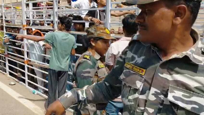 भारत-वेस्टइंडीज T20: वैभव सूर्यवंशी की एक झलक पाने के लिए बेताब फैंस, बिहार से टिकट खरीदने JSCA स्टेडियम पहुंचे
Ranchi T20 Match: भारत और वेस्टइंडीज के बीच 9 अक्टूबर को रांची के JSCA इंटरनेशनल क्रिकेट स्टेडियम में होने वाले टी20 मुकाबले को लेकर क्रिकेट फैंस में जबरदस्त उत्साह देखने को मिल रहा है.