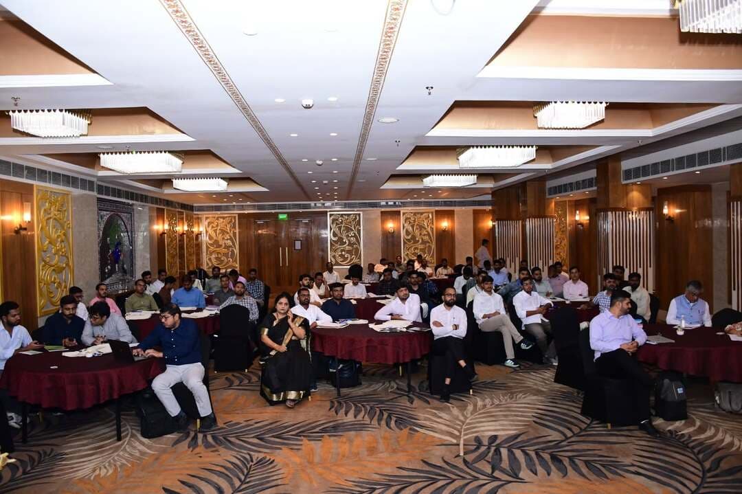 राज्य स्तरीय कार्यशाला में सतत मल-कीचड़ प्रबंधन और ग्रामीण-शहरी समन्वय पर मंथन
@followers @top fans News 24 Udaipur
#nonflower #udaipur #viralpost
उदयपुर, 5 अक्टूबर। स्थानीय निकाय निदेशालय, राजस्थान एवं सेंटर फॉर साइंस एंड एनवायरनमेंट के संयुक्त तत्वावधान में उदयपुर में सतत मल-कीचड़ प्रबंधन, संयंत्रों की क्षमता के अनुरूप उपयोगिता, ग्रामीण-शहरी समन्वय तथा संचालन व्यवस्था को सुदृढ़ करने के विषय पर राज्य स्तरीय कार्यशाला आयोजित की गई। कार्यशाला में प्रदेश के विभिन्न नगरीय निकायों के अधिकारियों एवं अभियंताओं ने भाग लेकर स्वच्छता व्यवस्था को अधिक प्रभावी बनाने पर विचार-विमर्श किया।
कार्यशाला का शुभारंभ स्वच्छता अभियान के ब्रांड प्रतिनिधि के.के. गुप्ता, संयुक्त निदेशक मुरारी लाल शर्मा, अधीक्षण अभियंता नगर निगम उदयपुर लखन लाल बैरवा, डॉ. गौरव सिंह तथा सेंटर फॉर साइंस एंड एनवायरनमेंट के निदेशक सुब्रत चक्रवर्ती सहित अन्य अधिकारियों ने किया।
कार्यशाला में सत्यनारायण वर्मा ने राजस्थान में मल-कीचड़ प्रबंधन की वर्तमान स्थिति की जानकारी दी। वहीं संयुक्त निदेशक मुरारी लाल शर्मा एवं सहायक अभियंता डॉ. गौरव सिंह ने ग्रामीण एवं शहरी स्वच्छता अभियानों के बीच समन्वय तथा उपयोग किए गए जल के प्रबंधन की प्रदेश में वर्तमान स्थिति पर प्रस्तुतीकरण दिया।
सेंटर फॉर साइंस एंड एनवायरनमेंट की ओर से ज्योतिप्रसाद एवं डॉ. सुमिता सिंघल ने प्रदेश के नगरीय निकायों की क्षमता बढ़ाने तथा मल-कीचड़ प्रबंधन व्यवस्था को सुदृढ़ करने के लिए किए जा रहे प्रयासों की जानकारी दी। सलाहकार धेनु खट्टर ने मल-कीचड़ प्रबंधन के लिए प्रस्तावित क्षमता विकास कार्यशालाओं की रूपरेखा प्रस्तुत की तथा प्रतिभागियों से सुझाव प्राप्त किए।
इसी क्रम में राहुल बंसीवाल, सूचना, शिक्षा एवं संचार प्रभारी, स्वच्छ भारत मिशन शहरी ने नगरीय निकाय स्तर पर आमजन को स्वच्छता के प्रति जागरूक करने तथा विभिन्न नवाचारों की जानकारी साझा की।
कार्यशाला में उत्तर प्रदेश एवं ओडिशा से आए विशेषज्ञों ने बिना भूमिगत मल निकासी व्यवस्था वाले क्षेत्रों में स्वच्छता प्रबंधन तथा मल-कीचड़ प्रबंधन के सफल अनुभव साझा किए। साथ ही उपचारित जल एवं जैव ठोस पदार्थों के पुनः उपयोग तथा मल-कीचड़ प्रबंधन से जुड़ी आधारभूत संरचनाओं के संचालन, शासन एवं निगरानी व्यवस्था पर भी विस्तार से चर्चा की गई।
कार्यशाला में प्रदेश के 70 से अधिक नगरीय निकायों के नोडल अधिकारी एवं अभियंता शामिल हुए। प्रतिभागियों ने विभिन्न तकनीकी विषयों पर चर्चा करते हुए स्थानीय स्तर पर स्वच्छता व्यवस्था को प्रभावी बनाने के लिए अपने सुझाव भी रखे।कार्यशाला का समापन प्रश्नोत्तर सत्र के साथ हुआ। अंत में स्थानीय निकाय निदेशालय के अधिकारियों द्वारा सभी विशेषज्ञों, अधिकारियों एवं प्रतिभागियों का आभार व्यक्त किया गया।
