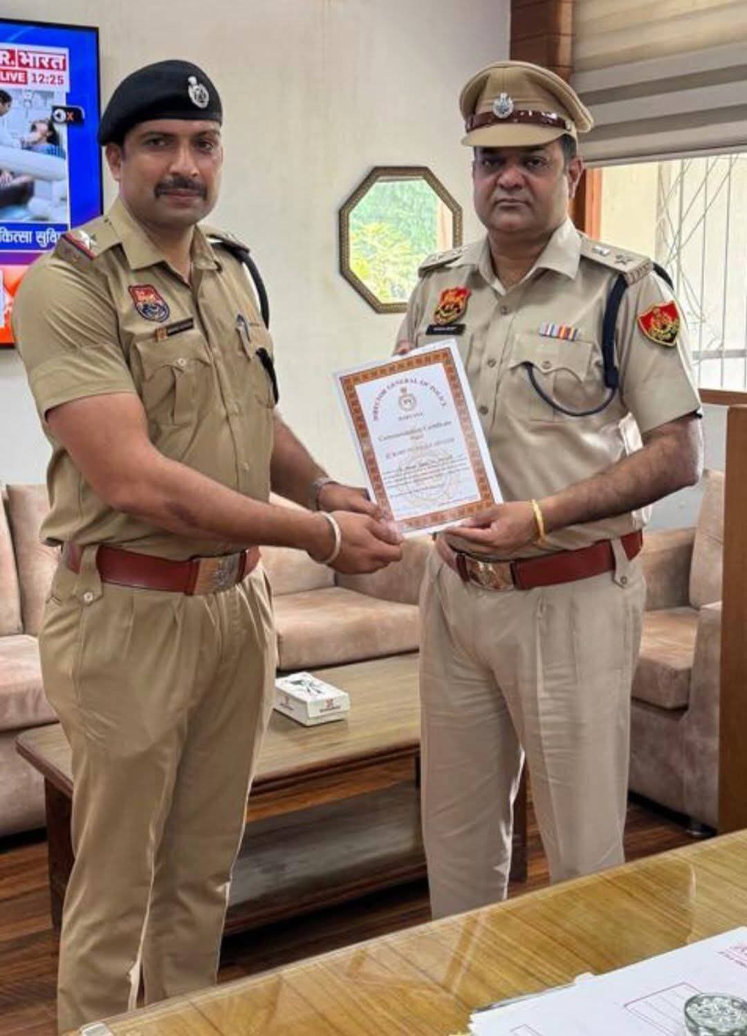 दिनांक - 05.10.2026
*आग में फंसी युवती को बचाने के लिए जान की परवाह किए बिना कार्यालय में दाखिल हुए चौकी इंचार्ज एएसआई मनोज कुमार, बहादुरी और कर्तव्यनिष्ठा का दिया परिचय;*
*पुलिस अधीक्षक ने प्रशंसा पत्र एवं नगद इनाम देकर किया सम्मानित*
पुलिस प्रवक्ता ने जानकारी देते हुए बताया कि पुलिस अधीक्षक कमलदीप गोयल के मार्गदर्शन में जिला पुलिस आमजन की सेवा, सुरक्षा एवं सहयोग के संकल्प के साथ पूरी निष्ठा और जिम्मेदारी से कार्य कर रही है। पुलिस अधिकारी एवं कर्मचारी कानून व्यवस्था बनाए रखने के साथ-साथ आपात परिस्थितियों में आमजन की जान बचाने के लिए भी तत्पर रहते हैं। इसी कड़ी में रामपुर पुलिस चौकी के इंचार्ज एएसआई मनोज कुमार ने कर्तव्यनिष्ठा और साहस का परिचय देते हुए एक गंभीर अग्निकांड के दौरान मानवता की मिसाल पेश की।
दिनांक 03 मई 2026 को मॉडल कॉलोनी स्थित रमनदीप इंटरप्राइजेज के कार्यालय में अचानक आग लग गई थी। आग लगने की सूचना मिलने पर रामपुर पुलिस चौकी इंचार्ज एएसआई मनोज कुमार अपनी पुलिस टीम के साथ तुरंत मौके पर पहुंचे। उस समय फायर ब्रिगेड की गाड़ी भी मौके पर पहुंच चुकी थी और आग पर काबू पाने का प्रयास किया जा रहा था। आग काफी तेजी से फैल रही थी और परिस्थितियां बेहद चुनौतीपूर्ण थीं। मौके पर पहुंचने के बाद पुलिस टीम को जानकारी मिली कि कार्यालय के अंदर एक लड़की मौजूद है और वह बेहोशी की हालत में पड़ी हुई है। स्थिति की गंभीरता को देखते हुए एएसआई मनोज कुमार ने बिना अपनी जान की परवाह किए साहसपूर्वक कार्यालय के अंदर प्रवेश किया। उन्होंने बेहोश पड़ी लड़की को बाहर निकाला और तत्काल एंबुलेंस की सहायता से उसे सरकारी अस्पताल यमुनानगर भिजवाया गया। हालांकि चिकित्सकों के अथक प्रयासों के बावजूद लड़की को बचाया नहीं जा सका।
इस घटना के दौरान एएसआई मनोज कुमार द्वारा अपनी जान की परवाह किए बिना दिखाई गई बहादुरी, त्वरित निर्णय क्षमता और कर्तव्य के प्रति समर्पण की सराहना की गई। उनके साहसिक कार्य को देखते हुए माननीय पुलिस महानिदेशक हरियाणा द्वारा एएसआई मनोज कुमार को प्रथम श्रेणी प्रशंसा पत्र एवं नगद इनाम देकर सम्मानित किया गया।
पुलिस अधीक्षक कमलदीप गोयल ने बताया कि जिला पुलिस के अधिकारी एवं कर्मचारी ड्यूटी के दौरान हर परिस्थिति में आमजन की सुरक्षा को सर्वोच्च प्राथमिकता देते हैं। एएसआई मनोज कुमार का साहस पुलिस विभाग के अन्य अधिकारियों एवं कर्मचारियों के लिए भी प्रेरणादायक है। पुलिस अधीक्षक ने उनके साहस एवं कर्तव्यनिष्ठा की सराहना करते हुए कहा कि पुलिस का दायित्व केवल कानून व्यवस्था बनाए रखना ही नहीं, बल्कि संकट की घड़ी में आमजन की सहायता करना और उनकी सुरक्षा सुनिश्चित करना भी है।