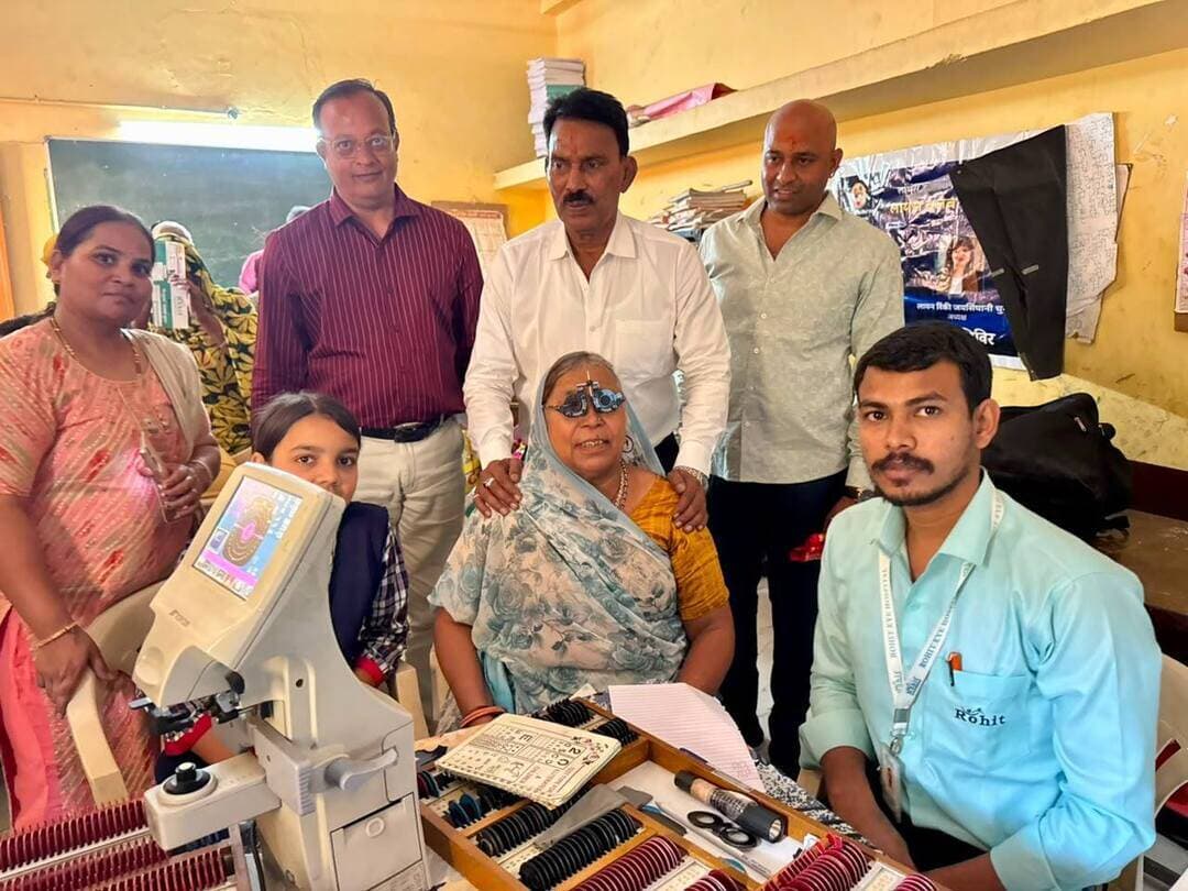 *मंत्री श्री तुलसीराम सिलावट ने आंगनवाड़ी केन्द्र पर बच्चों और महिलाओं से किया संवाद*
---
*सेवा संकल्प अभियान के तहत कनाडिया में आंगन मिलन सेवा कार्यक्रम आयोजित*
---
*स्वास्थ्य शिविर में 100 मरीजों के आंखों की जांच, 76 लोगों की कैंसर संबंधी जांच*
इंदौर, 5 अक्टूबर 2026
सेवा संकल्प अभियान के अंतर्गत विधानसभा क्षेत्र सांवेर के कनाडिया स्थित आंगनवाड़ी केन्द्र में आंगन मिलन सेवा कार्यक्रम आयोजित हुआ। कार्यक्रम में जल संसाधन मंत्री श्री तुलसीराम सिलावट विशेष रूप से उपस्थित हुए। उन्होंने आंगनवाड़ी केन्द्र की व्यवस्थाओं का जायजा लिया तथा बच्चों, महिलाओं और क्षेत्रवासियों से संवाद कर शासन की जनकल्याणकारी योजनाओं एवं सेवाओं का लाभ लेने के लिए प्रेरित किया।
कार्यक्रम में आंगनवाड़ी केन्द्र पहुंचने पर बच्चों का पुष्पों से स्वागत किया गया। मंत्री श्री सिलावट ने बच्चों से आत्मीयता से संवाद किया और उनकी पढ़ाई, खेलकूद तथा आंगनवाड़ी केन्द्र में मिलने वाली सुविधाओं के संबंध में जानकारी ली। उन्होंने बच्चों को नियमित रूप से आंगनवाड़ी केन्द्र आने तथा पौष्टिक आहार एवं स्वास्थ्य संबंधी सुविधाओं का लाभ लेने के लिए प्रोत्साहित किया। उन्होंने उपस्थित कार्यकर्ताओं से भी केन्द्र में आने वाले बच्चों और महिलाओं को बेहतर सुविधाएं उपलब्ध कराने तथा शासन की योजनाओं का लाभ पात्र हितग्राहियों तक पहुंचाने के संबंध में चर्चा की।
कार्यक्रम में "सशक्त नारी, सशक्त परिवार" की भावना को साकार करते हुए महिलाओं द्वारा व्यंजन प्रदर्शनी भी लगाई गई। प्रदर्शनी के माध्यम से पौष्टिक एवं पारंपरिक व्यंजनों को प्रदर्शित किया गया। मंत्री श्री सिलावट ने प्रदर्शनी का अवलोकन कर महिलाओं से संवाद किया तथा पोषण और स्वस्थ जीवनशैली के महत्व पर चर्चा की। उन्होंने कहा कि स्वस्थ परिवार के निर्माण में महिलाओं की महत्वपूर्ण भूमिका है और महिलाओं के सशक्तिकरण से ही परिवार एवं समाज मजबूत बनता है।
आंगन मिलन सेवा कार्यक्रम के दौरान क्षेत्रवासियों के लिए स्वास्थ्य सेवाएं भी उपलब्ध कराई गईं। लायंस क्लब के सहयोग से आंखों की जांच एवं कैंसर अवेयरनेस शिविर आयोजित किया गया। शिविर में लगभग 100 मरीजों की आंखों की जांच की गई तथा 76 लोगों की कैंसर संबंधी जांच एवं जागरूकता गतिविधियां की गईं। जरूरतमंद मरीजों को आगे की चिकित्सा सुविधा एवं उपचार के संबंध में आवश्यक मार्गदर्शन भी दिया गया। शिविर में गर्भवती एवं धात्री महिलाओं के स्वास्थ्य की भी जांच की गई। स्त्री रोग विशेषज्ञों द्वारा 25 गर्भवती महिलाओं तथा 26 धात्री महिलाओं का स्वास्थ्य परीक्षण किया गया। महिलाओं को गर्भावस्था के दौरान नियमित स्वास्थ्य जांच, पोषण, आवश्यक सावधानियों तथा प्रसव पूर्व एवं प्रसव पश्चात देखभाल के संबंध में आवश्यक जानकारी दी गई।
कार्यक्रम के दौरान आंगनवाड़ी केन्द्रों को आवश्यक सामग्री भी उपलब्ध कराई गई। आंगनवाड़ी केन्द्रों के लिए 30 टेबल-कुर्सियां तथा 6 लोहे की रेक वितरित की गईं। इससे आंगनवाड़ी केन्द्रों में बच्चों के बैठने तथा आवश्यक सामग्री को व्यवस्थित रखने की सुविधा बेहतर होगी।
मंत्री श्री तुलसीराम सिलावट ने कहा कि मुख्यमंत्री डॉ. मोहन यादव के नेतृत्व में प्रदेश सरकार महिला, बाल विकास, स्वास्थ्य एवं जनकल्याण के क्षेत्र में निरंतर कार्य कर रही है। शासन की योजनाओं का लाभ पात्र हितग्राहियों तक पहुंचाना प्रशासन की प्राथमिकता है। उन्होंने आंगनवाड़ी कार्यकर्ताओं एवं संबंधित विभागीय अमले से कहा कि वे अपने क्षेत्र में महिलाओं और बच्चों से निरंतर संपर्क बनाए रखें तथा किसी भी पात्र हितग्राही को शासन की योजनाओं के लाभ से वंचित न रहने दें। सेवा संकल्प अभियान का उद्देश्य शासन की योजनाओं और जनकल्याणकारी सेवाओं को समाज के अंतिम व्यक्ति तक पहुंचाना है।
-----
#JansamparkMP #indore #इंदौर #SevaSankalpAbhiyan #Anganwadi
CM Madhya Pradesh
Tulsi Silawat
Jansampark Madhya Pradesh