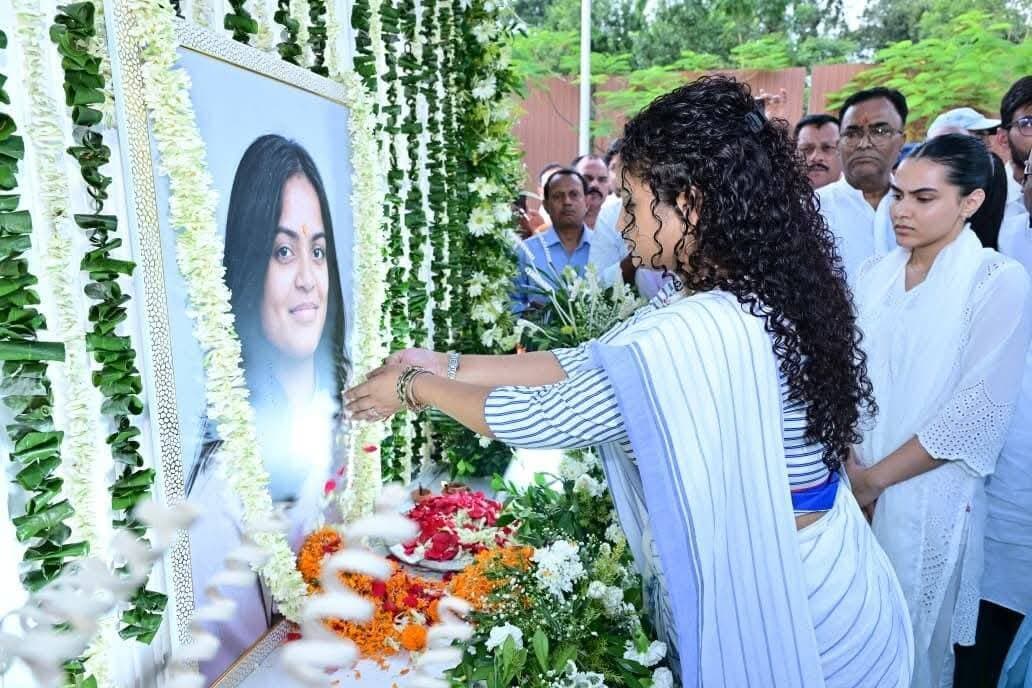 मंत्री दीपिका पांडेय सिंह की बेटी की श्रद्धांजलि सभा में पहुंचे हेमंत और कल्पना सोरेन
रांची में आयोजित श्रद्धांजलि सभा में मुख्यमंत्री हेमंत सोरेन और कल्पना सोरेन शामिल हुए। दोनों ने मंत्री दीपिका पांडेय सिंह की दिवंगत बेटी को श्रद्धांजलि अर्पित की और शोकाकुल परिवार के प्रति संवेदना व्यक्त की।
#DeepikaPandeySingh #HemantSoren #KalpanaSoren #JharkhandNews #RanchiNews #JharkhandPolitics #Shradhanjali #Tribute #Jharkhand #Ranchi #JMM #LatestNews #BreakingNews #LoktantraBharat #JharkhandNewsUpdate #ViralNews #TrendingNews