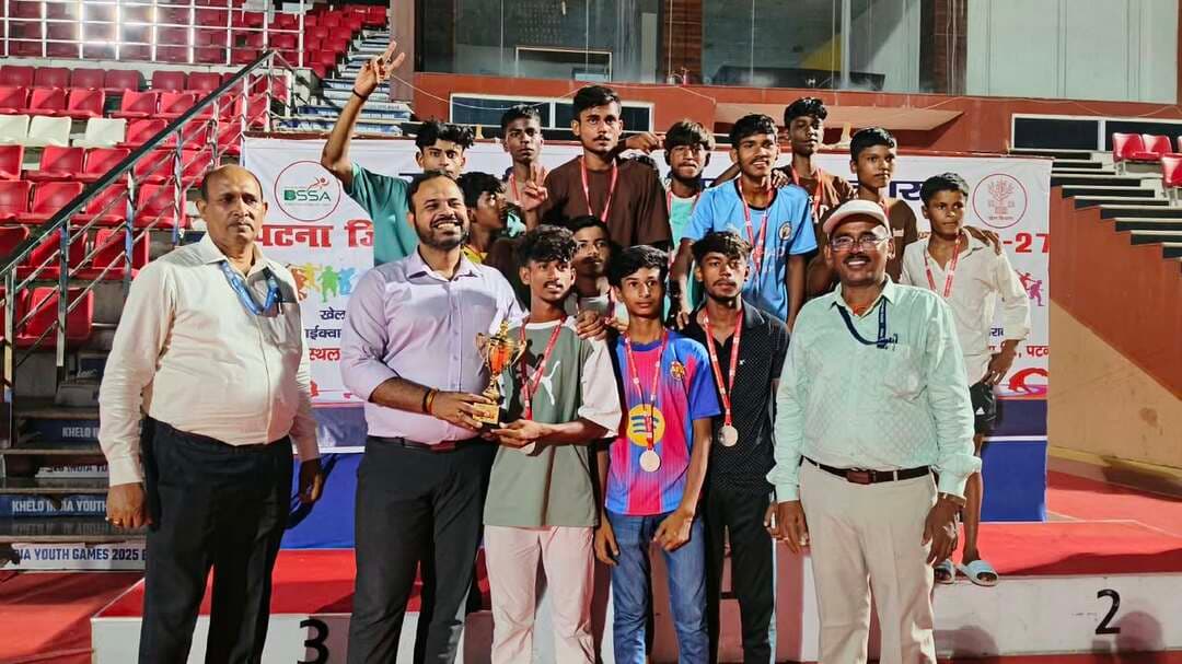 विद्यालय स्तरीय खेल प्रतियोगिता 2026-27 का भव्य एवं सफल समापन पाटलिपुत्र स्पोर्ट्स कॉम्प्लेक्स में हुआ।
पटना जिले के विभिन्न विद्यालयों से आए 6,500 छात्र-छात्राओं ने पूरे उत्साह और जोश के साथ प्रतियोगिता में हिस्सा लिया। अंडर-14, अंडर-17 एवं अंडर-19 आयु वर्ग में आयोजित इस प्रतियोगिता में खिलाड़ियों ने 25 विभिन्न खेल विधाओं में अपनी प्रतिभा, कौशल, अनुशासन और खेल भावना का शानदार प्रदर्शन किया।
खेल के मैदान पर हर खिलाड़ी ने अपनी पूरी क्षमता के साथ प्रदर्शन करते हुए यह साबित किया कि प्रतिभा को अवसर मिले तो सफलता की नई ऊँचाइयाँ हासिल की जा सकती हैं।
यह प्रतियोगिता युवा खिलाड़ियों के लिए केवल प्रतिस्पर्धा का मंच नहीं, बल्कि अपनी प्रतिभा को पहचानने, निखारने और बड़े लक्ष्य की ओर कदम बढ़ाने का अवसर भी बनी।