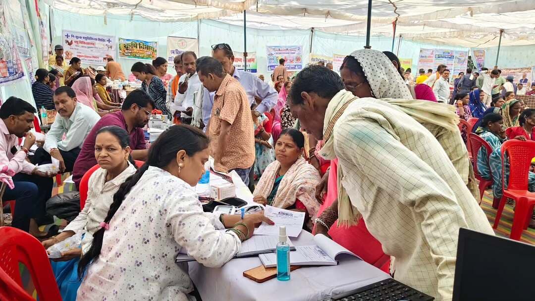 सेवा संकल्प अभियान 2026 के अंतर्गत आम नागरिकों को शासकीय योजनाओं और सेवाओं का लाभ सहज रूप से उपलब्ध कराने के उद्देश्य से ग्राम जालबांधा में सेवा सेतु अभियान के तहत विशेष शिविर का आयोजन किया गया।
#सेवा_संकल्प_अभियान #SevaSankalpAbhiyan #SevaSankalp #JanSeva #JanBhagidari ViksitChhattisgarh SevaSeVikas
CGkeAshirwadkaDiya
sevasankalpabhiyan
modiat25