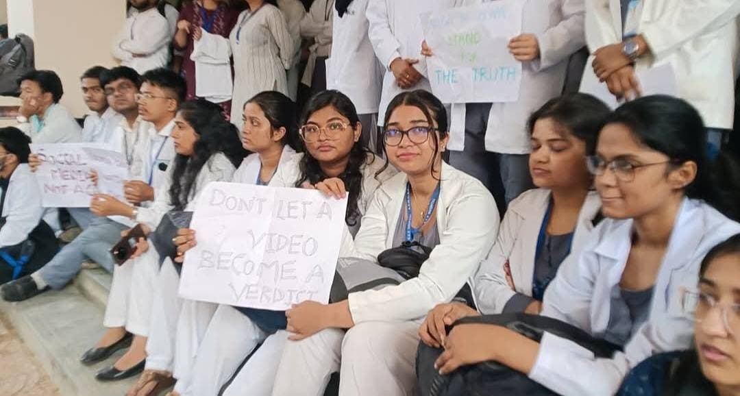 জিবি হাসপাতালে রেসিডেন্ট চিকিৎসকদের কর্মবিরতি অব্যাহত, বিতর্কিত ভিডিও ঘিরে উত্তেজনা