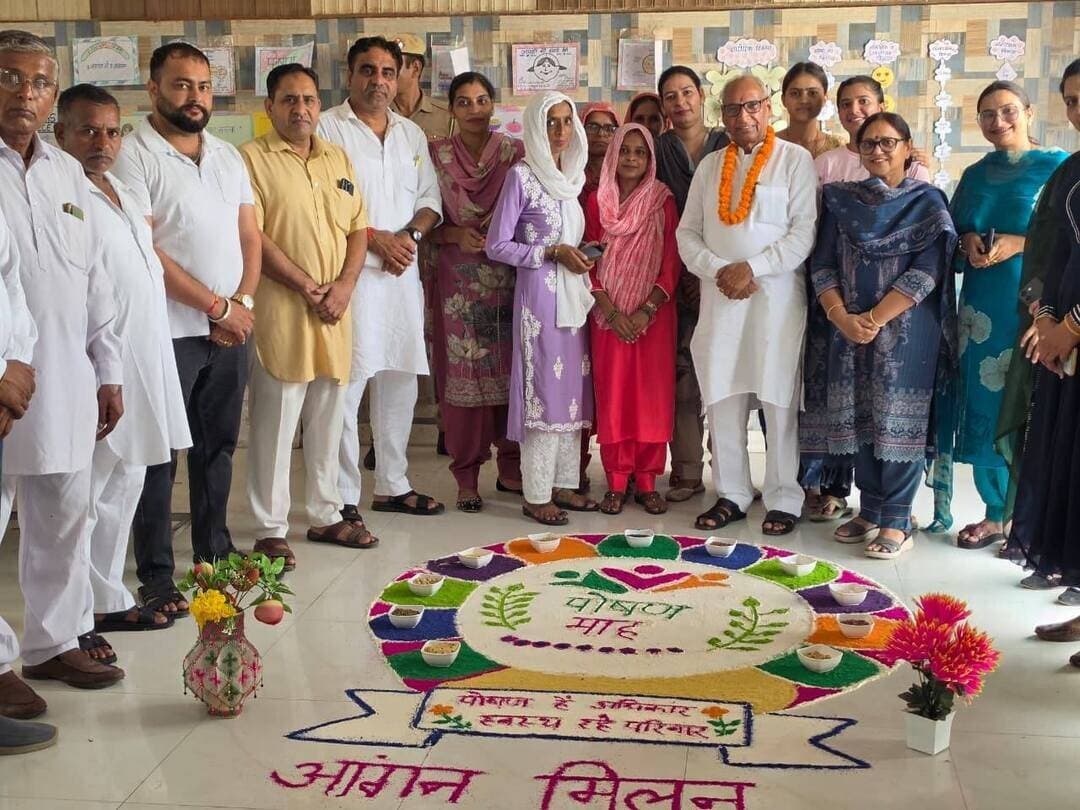 सेवा संकल्प अभियान के तहत गढ़ी जाटान में आयोजित हुआ आंगन मिलन सेवा कार्यक्रम
Ram Kumar Kashyap - MLA Indri ने बतौर मुख्य अतिथि की शिरकत, कार्यक्रम में महिलाओं एवं बच्चों को जनकल्याणकारी योजनाओं की दी जानकारी
इन्द्री, 5 अक्तूबर। सेवा संकल्प अभियान के तहत सोमवार को गांव गढ़ी जाटान में महिला एवं बाल विकास विभाग की ओर से आंगन मिलन सेवा कार्यक्रम का आयोजन किया गया। कार्यक्रम में विधायक एवं गवर्नमेंट चीफ व्हिप रामकुमार कश्यप ने बतौर मुख्य अतिथि शिरकत की। इस दौरान नन्हे-मुन्ने बच्चों ने सुंदर नृत्य एवं सांस्कृतिक प्रस्तुतियां दी। कार्यक्रम में विभिन्न योजनाओं के लाभार्थियों ने अपने अनुभव भी साझा किए।
इस अवसर पर विधायक रामकुमार कश्यप ने कहा कि जनसेवा केवल सरकारी योजनाओं की जानकारी लोगों तक पहुंचाने तक सीमित नहीं है, बल्कि प्रत्येक परिवार के सुख-दुख से जुडऩा, उनकी आवश्यकताओं को समझना है। सेवा संकल्प अभियान के माध्यम से सरकार की जनकल्याणकारी योजनाओं की जानकारी आमजन तक पहुंचाने के साथ-साथ पात्र परिवारों को इन योजनाओं का लाभ लेने के लिए जागरूक किया जा रहा है।
उन्होंने कहा कि प्रधानमंत्री श्री नरेंद्र मोदी के नेतृत्व में केंद्र सरकार तथा मुख्यमंत्री श्री नायब सिंह सैनी के नेतृत्व में हरियाणा सरकार महिला सशक्तिकरण, मातृ स्वास्थ्य, बाल पोषण और बेटियों के उज्ज्वल भविष्य को प्राथमिकता देते हुए अनेक योजनाएं संचालित कर रही है। केंद्रीय मंत्री श्री मनोहर लाल के मार्गदर्शन में भी हरियाणा में विकास एवं जनकल्याण के कार्यों को निरंतर गति मिल रही है। उन्होंने कहा कि मातृ एवं शिशु स्वास्थ्य, पोषण, महिला सशक्तिकरण तथा आंगनवाड़ी व्यवस्था को मजबूत करने पर विशेष ध्यान दिया जा रहा है। सक्षम आंगनवाड़ी एवं पोषण 2.0 के माध्यम से बच्चों, गर्भवती एवं धात्री माताओं के पोषण तथा प्रारंभिक बाल विकास पर विशेष जोर दिया जा रहा है।
कार्यक्रम के दौरान प्रधानमंत्री मातृ वंदना योजना, मुख्यमंत्री मातृत्व सहायता योजना, आपकी बेटी हमारी बेटी तथा सुकन्या समृद्धि योजना सहित विभिन्न जनकल्याणकारी योजनाओं की जानकारी उपस्थित महिलाओं एवं ग्रामीणों को दी गई। अधिकारियों एवं कार्यकर्ताओं ने बताया कि इन योजनाओं का उद्देश्य गर्भवती एवं माताओं को सहायता प्रदान करना, बच्चों के पोषण एवं स्वास्थ्य को बेहतर बनाना तथा बेटियों के सुरक्षित एवं उज्ज्वल भविष्य के लिए परिवारों को प्रोत्साहित करना है। पात्र परिवारों से योजनाओं का अधिक से अधिक लाभ उठाने का आह्वान किया गया।
कार्यक्रम के दौरान गर्भवती महिलाओं को पौष्टिक आहार, नियमित स्वास्थ्य जांच तथा गर्भावस्था के दौरान बरती जाने वाली सावधानियों के बारे में जानकारी दी गई। साथ ही बच्चों के उचित पोषण, स्वास्थ्य एवं प्रारंभिक देखभाल के महत्व के बारे में भी जागरूक किया गया।
इस अवसर पर सीडीपीओ मीना रत्न, गांव के सरपंच रविन्द्र कुमार, पूर्व सरपंच पंकज, रमन सैनी, नवनीत, धनपत, आंगनवाड़ी कार्यकर्ता रिंकू रानी, मीना, सीमा सहित अन्य गणमान्य लोग मौजूद रहे।
#HVN24