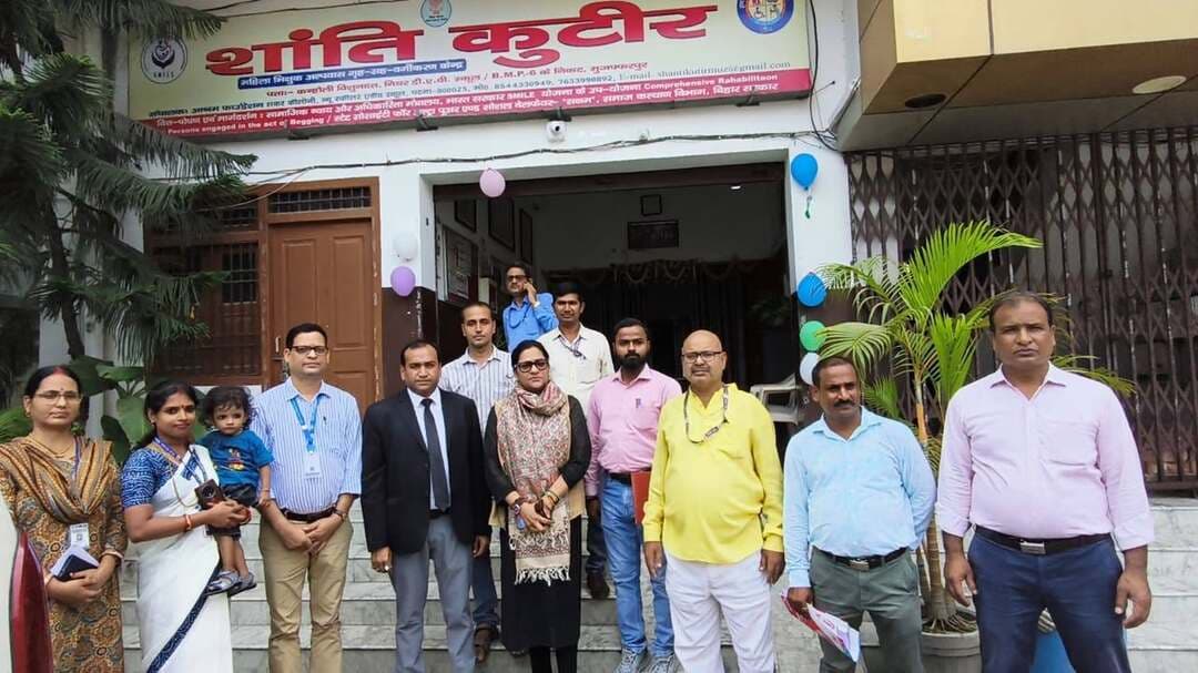 बाढ़ पीड़ितों के बीच पहुंचा जिला विधिक सेवा प्राधिकार, राहत सामग्री के साथ स्वास्थ्य जांच शिविर भी आयोजित
मुजफ्फरपुर में जिला विधिक सेवा प्राधिकार की ओर से सोमवार को दो महत्वपूर्ण कार्यक्रम आयोजित किए गए। पहला कार्यक्रम कन्हौली खादी भंडार स्थित महिला भिक्षुक अल्पावास गृह में आयोजित विशेष स्वास्थ्य जांच शिविर का रहा। शिविर का उद्घाटन प्रधान जिला एवं सत्र न्यायाधीश-सह-अध्यक्ष श्रीमती श्वेता कुमारी सिंह ने किया। सदर अस्पताल से पहुंची चिकित्सकों की टीम ने वृद्धजनों और वरिष्ठ नागरिकों के स्वास्थ्य की जांच की और आवश्यक दवाइयां वितरित कीं। इस दौरान वृद्धजनों को साड़ी, गमछा, गंजी तथा बिस्कुट और ब्रेड सहित खाद्य सामग्री भी उपलब्ध कराई गई।
वहीं, जिला विधिक सेवा प्राधिकार की टीम बाढ़ प्रभावित पारू प्रखंड के जैमल डुमरी पंचायत पहुंची। यहां बाढ़ पीड़ित परिवारों के बीच भोजन के पैकेट, मच्छरदानी, जरूरी दवाइयां, तिरपाल, पानी, पतल, ग्लास, साड़ी और गमछा सहित राहत सामग्री वितरित की गई।
प्रधान जिला एवं सत्र न्यायाधीश ने क्षतिग्रस्त तटबंध और बाढ़ के कारण प्रभावित घरों का निरीक्षण भी किया। उन्होंने ग्रामीणों को भरोसा दिलाया कि तटबंध की मरम्मत और सामान्य स्थिति बहाल कराने के लिए जिला प्रशासन से आवश्यक कार्रवाई का अनुरोध किया जाएगा।
दोनों कार्यक्रमों में जिला विधिक सेवा प्राधिकार के सचिव तेज कुमार प्रसाद मौजूद रहे।
#TirhutNow #Muzaffarpur #FloodRelief #LegalServicesAuthority #BiharNews