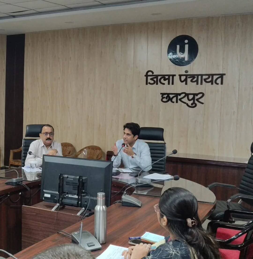 किसानों को खाद प्राप्त करने में न हो कोई परेशानी, टोकन से खाद का वितरण करें : कलेक्टर
किसानों को टोकन प्राप्त करने में परेशानी न हो, खाद वितरण केंद्रों पर हेल्प डेस्क बनाएं
पोर्टल पर उर्वरक की उपलब्धता एवं वितरण रियल टाइम प्रदर्शित हो
खाद वितरण में लापरवाही या शिकायत मिलने पर होगी सख्त कार्रवाई
---
कलेक्टर श्री मृणाल मीना ने सोमवार को टीएल बैठक में डीडीए, मार्कफेड एवं सहकारिता विभाग के अधिकारियों से जिले में खाद की उपलब्धता एवं वितरण व्यवस्था की समीक्षा की। उन्होंने निर्देश दिए कि किसानों को निर्धारित प्रक्रिया के अनुसार ही खाद का वितरण किया जाए।
कलेक्टर ने कहा कि किसानों को टोकन प्राप्त करने में परेशानी न हो, इसके लिए खाद वितरण केंद्रों पर हेल्प डेस्क बनाए जाएं, जहां किसानों को टोकन प्रक्रिया एवं खाद की उपलब्धता की जानकारी दी जाए। उन्होंने जिले में उपलब्ध उर्वरक की मात्रा एवं वितरण की स्थिति पोर्टल पर रियल टाइम प्रदर्शित करने तथा व्यवस्था में पारदर्शिता बनाए रखने के निर्देश दिए।
कलेक्टर ने स्पष्ट कहा कि खाद वितरण में किसी भी स्तर पर लापरवाही, अनियमितता अथवा किसानों की शिकायत मिलने पर संबंधित अधिकारियों के विरुद्ध सख्त कार्रवाई की जाएगी। उन्होंने खाद की उपलब्धता एवं वितरण व्यवस्था की सतत निगरानी के निर्देश दिए।
Jansampark Madhya Pradesh Agriculture Department, MP <nis:link nis:type=tag nis:id=chhatarpur nis:value=chhatarpur nis:enabled=true nis:link/>