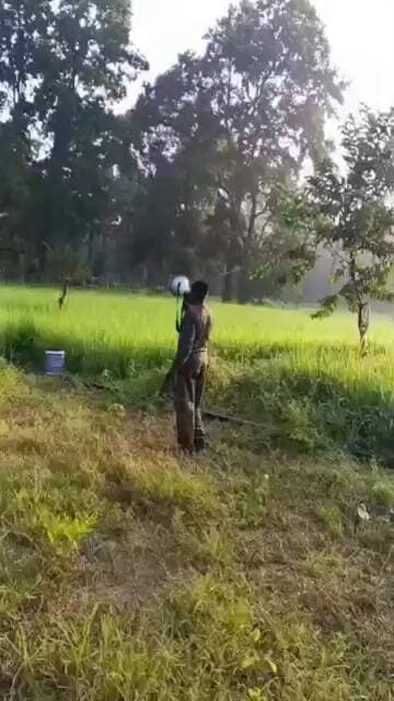 सूरजपुर जिले के हाथी प्रभावित क्षेत्र में मुनादी करता वन विभाग के कर्मचारी
