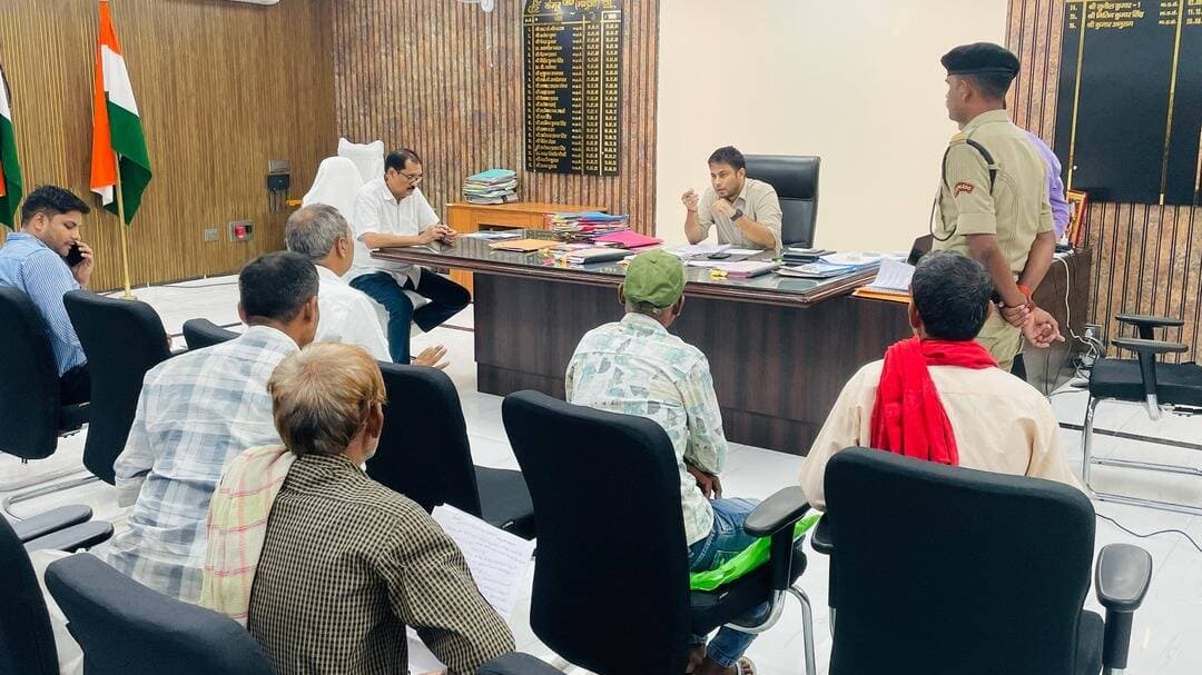 समाहरणालय, कैमूर
====================
जिला जनसम्पर्क कार्यालय
====================
प्रेस विज्ञप्ति
दिनांक : 05.10.2026
====================
कैमूर में आयोजित ‘जनता का दरबार’ में जिला पदाधिकारी ने सुनीं जनसमस्याएं, 54 मामलों के त्वरित निष्पादन के निर्देश
आम नागरिकों की समस्याओं के त्वरित निष्पादन एवं सरकारी योजनाओं का लाभ पात्र लाभुकों तक पहुंचाने के उद्देश्य से जिला प्रशासन द्वारा संचालित विशेष अभियान के तहत सोमवार को जिले के सभी स्तरों पर जन-संवाद कार्यक्रम आयोजित किए गए।
समाहरणालय स्थित जिला पदाधिकारी के जनता का दरबार में विभिन्न विभागों से संबंधित कुल 54 आवेदन प्राप्त हुए। जिला पदाधिकारी ने सभी प्राप्त मामलों को गंभीरता से लेते हुए संबंधित विभागों के पदाधिकारियों को नियमानुसार निर्धारित समय-सीमा के भीतर मामलों का त्वरित एवं गुणवत्तापूर्ण निष्पादन सुनिश्चित करने का निर्देश दिया।
जिला मुख्यालय से लेकर प्रखंड एवं सुदूर ग्रामीण पंचायतों तक विभिन्न विभागों के पदाधिकारियों ने जन-संवाद कार्यक्रम में सक्रिय भागीदारी निभाते हुए आम नागरिकों से सीधे संवाद किया तथा उनकी समस्याओं एवं शिकायतों को सुना। प्राप्त आवेदनों एवं शिकायतों को संबंधित विभागों के माध्यम से आवश्यक कार्रवाई हेतु अग्रसारित किया गया।
ऑनलाइन पोर्टल पर की गई प्रविष्टियों के अनुसार, जिला मुख्यालय स्तर पर अब तक 14 अधिकारियों द्वारा 06 नागरिकों से संवाद स्थापित किया गया, जबकि जिले के 11 प्रखंडों में 16 अधिकारियों की उपस्थिति में 37 नागरिकों ने अपनी समस्याएं एवं शिकायतें दर्ज कराईं।
इसी प्रकार पंचायत स्तर पर 8 अधिकारियों द्वारा 53 नागरिकों की समस्याओं एवं शिकायतों को दर्ज किया गया। इस प्रकार जिले के विभिन्न स्तरों पर पदाधिकारियों द्वारा आम नागरिकों से सीधे संवाद स्थापित कर उनकी समस्याओं को सुना गया।
जिला प्रशासन द्वारा संचालित इस अभियान का मुख्य उद्देश्य सरकारी तंत्र को सीधे जनता के द्वार तक पहुंचाना, नागरिकों की समस्याओं को स्थानीय स्तर पर सुनना तथा उनके त्वरित एवं प्रभावी समाधान की व्यवस्था सुनिश्चित करना है।
जिला नोडल पदाधिकारी ने बताया कि जन-संवाद कार्यक्रम के दौरान प्राप्त आवेदनों के आधार पर लंबित मामलों के निस्तारण में तेजी आएगी तथा पात्र लाभार्थियों को विभिन्न सरकारी योजनाओं एवं सेवाओं का लाभ समयबद्ध रूप से उपलब्ध कराने में सहायता मिलेगी।
#Kaimur #kaimurdm #JantaDarbar #PublicGrievance #JanSamwad #CitizenFirst
#samratchoudhary #CMSamrat
Information & Public Relations Department, Government of Bihar