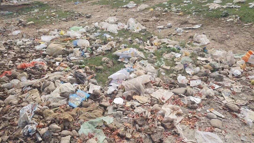किसान मंडी में पॉलिथीन पर सख्ती से रोक लगे तो 50 प्रतिशत सुधर सकती है सफाई व्यवस्था : ओपी सिहाग
जजपा जिलाध्यक्ष ने कहा- मंडी में रोजाना इस्तेमाल होने वाली पॉलिथीन बन रही सफाई व्यवस्था में बड़ी बाधा
पंचकूला, 5 अक्टूबर। जननायक जनता पार्टी के जिला पंचकूला अध्यक्ष ओपी सिहाग ने कहा कि पंचकूला में प्रतिदिन लगने वाली किसान मंडी में पॉलिथीन के इस्तेमाल पर यदि नगर निगम और प्रशासन सख्ती से रोक लगाए तो शहर की सफाई व्यवस्था में करीब 50 प्रतिशत तक सुधार हो सकता है।
सिहाग ने कहा कि किसान मंडी में सब्जी, फल और अन्य सामान खरीदने के दौरान बड़ी मात्रा में पॉलिथीन का इस्तेमाल होता है। मंडी खत्म होने के बाद यही पॉलिथीन सड़कों, नालियों और आसपास के क्षेत्रों में बिखरी दिखाई देती है। इससे सफाई कर्मचारियों पर अतिरिक्त बोझ पड़ता है और नालियां जाम होने की समस्या भी बढ़ती है।
उन्होंने कहा कि नगर निगम को केवल चालान करने तक सीमित रहने के बजाय किसान मंडी में पॉलिथीन की बिक्री और इस्तेमाल पर प्रभावी निगरानी करनी चाहिए। दुकानदारों और ग्राहकों को कपड़े या अन्य पर्यावरण अनुकूल थैले इस्तेमाल करने के लिए प्रेरित किया जाए।
सिहाग ने कहा कि यदि मंडी में पॉलिथीन के इस्तेमाल पर नियमित निगरानी और सख्ती हो तथा लोगों को जागरूक किया जाए तो इससे शहर में कूड़ा फैलने की समस्या काफी हद तक कम हो सकती है। उन्होंने नगर निगम प्रशासन से किसान मंडी को पॉलिथीन मुक्त क्षेत्र बनाने की दिशा में ठोस कदम उठाने की मांग की।