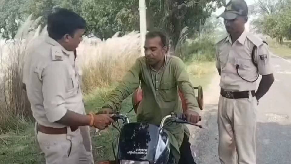 बिहार में शराब माफिया गैस सिलेंडर में शराब लेकर जा रहे थे पुलिस ने पकड़ा
