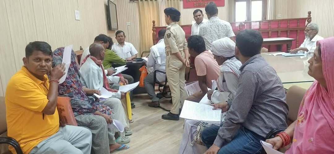 बिहार *सरकार के “निश्चय पार्ट–3* सबका सम्मान जीवन आसान कार्यक्रम के अंतर्गत जिलाधिकारी श्री कौशल कुमार के निर्देशानुसार अपर समाहर्ता जिला लोक शिकायत निवारण पदाधिकारी राजेश कुमार गुप्ता की अध्यक्षता में जन सुनवाई और समाधान हुई।