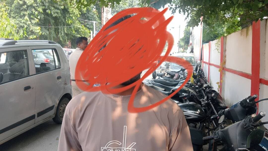 15 वर्षीय किशोरी के लापता होने पर एसएसपी से गुहार, बारादरी पुलिस पर लापरवाही का आरोप
<nis:link nis:type=tag nis:id=बरेली। nis:value=बरेली। nis:enabled=true nis:link/> बारादरी थाना क्षेत्र से 24 सितंबर को लापता हुई 15 वर्षीय किशोरी की बरामदगी न होने पर उसकी मां ने वरिष्ठ पुलिस अधीक्षक से शिकायत कर कार्रवाई की मांग की है। पीड़िता की मां संतोष पत्नी स्व. पूजनकांत उर्फ बाले, निवासी ईटपचाया चौराहा माधोबाड़ी ने आरोप लगाया कि उनकी बेटी मंनत उर्फ आनंदी को जसन पुत्र राजेंद्र उर्फ पप्पू बहला-फुसलाकर ले गया है।
शिकायत के अनुसार, किशोरी 24 सितंबर की शाम करीब छह बजे से लापता है। मामले में थाना बारादरी में धारा 137(2) के तहत एफआईआर संख्या 1210 दर्ज की गई थी। किशोरी की मां का आरोप है कि उन्होंने पुलिस को जसन, उसके पिता, भाई और अन्य परिजनों के मोबाइल नंबर भी उपलब्ध कराए, लेकिन अभी तक बेटी की बरामदगी नहीं हो सकी है।
संतोष का आरोप है कि पुलिस आरोपितों के संभावित ठिकानों पर कार्रवाई करने के बजाय उन्हें बार-बार थाने बुलाकर बैठा रही है। उन्होंने बताया कि जसन के ननिहाल पक्ष के लोग पीलीभीत के सुनगढ़ी थाना क्षेत्र के नकासा मोहल्ले में रहते हैं, लेकिन पुलिस वहां जाकर भी तलाश नहीं कर रही है। इससे उन्हें बेटी के साथ किसी अनहोनी की आशंका सता रही है।
पीड़िता की मां ने वरिष्ठ पुलिस अधीक्षक से आरोपितों के मोबाइल नंबरों की तकनीकी निगरानी कराकर किशोरी को जल्द बरामद कराने, मामले में आवश्यक धाराएं बढ़ाकर आरोपितों के खिलाफ सख्त कानूनी कार्रवाई करने और पुलिस की भूमिका की जांच कराने की मांग की है। उन्होंने खुद को गरीब और असहाय महिला बताते हुए बेटी की सुरक्षित बरामदगी की गुहार लगाई है।
Bareilly news Live <nis:link nis:type=tag nis:id=bareilly nis:value=Bareilly nis:enabled=true nis:link/> <nis:link nis:type=tag nis:id=police nis:value=police nis:enabled=true nis:link/>