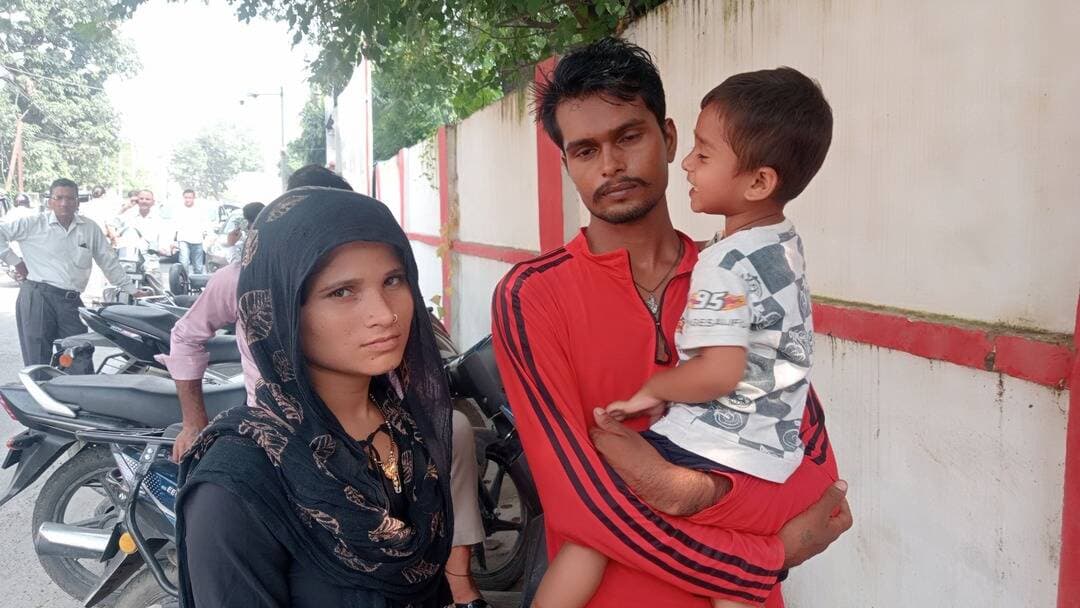 नंबर प्लेट लगवाने के बहाने युवक को नशा देकर बाइक हड़पने का आरोप, एसएसपी से मुकदमा दर्ज कराने की मांग
रिपोर्ट अवधेश शर्मा
<nis:link nis:type=tag nis:id=बरेली। nis:value=बरेली। nis:enabled=true nis:link/> <nis:link nis:type=tag nis:id=सिरौली nis:value=सिरौली nis:enabled=true nis:link/> थाना क्षेत्र के ग्राम व्योधन खुर्द निवासी पंकज कुमार ने एक महिला समेत तीन लोगों पर नंबर प्लेट लगवाने के बहाने उसे नशीला पदार्थ सुंघाकर बेहोश करने और उसकी नई मोटरसाइकिल हड़पने का आरोप लगाया है। पीड़ित ने मामले की शिकायत वरिष्ठ पुलिस अधीक्षक से करते हुए मुकदमा दर्ज कर आरोपियों के खिलाफ कार्रवाई और मोटरसाइकिल वापस दिलाने की मांग की है।
पंकज कुमार के मुताबिक उसने 17 फरवरी 2026 को एक्सट्रीम 160आर मोटरसाइकिल खरीदी थी, जिसका रजिस्ट्रेशन नंबर यूपी 25 एआर 8806 है। उस समय बाइक पर नंबर प्लेट नहीं लगी थी। आरोप है कि पड़ोस में रहने वाली गीता देवी पत्नी रामचंद्र ने नंबर प्लेट दिलाने के नाम पर उसे एजेंसी ले जाने की बात कही और 10 हजार रुपये जमा भी करवाए।
पीड़ित का आरोप है कि 12 सितंबर को गीता देवी, राजकुमार पुत्र रामभरोसे और गीता का एक अज्ञात बहनोई उसे खंडेलवाल एजेंसी, हरदासपुर ले गए। वहां नंबर प्लेट की प्रक्रिया के नाम पर 10 हजार रुपये जमा कराने के बाद उसे आंवला तहसील की ओर ले जाया गया। आरोप है कि रास्ते में साजिश के तहत उसे कोई तेज नशीला पदार्थ सुंघा दिया गया, जिससे वह बेहोश हो गया।
पंकज के अनुसार होश में आने पर उसे बताया गया कि उसकी मोटरसाइकिल 70 हजार रुपये में खरीद ली गई है। आरोप है कि इस दौरान उससे कई कागजातों पर धोखे से हस्ताक्षर और अंगूठा भी लगवा लिया गया। पीड़ित ने इसे सुनियोजित धोखाधड़ी बताते हुए कहा कि घटना से उसे आर्थिक और मानसिक नुकसान हुआ है।
पंकज कुमार ने वरिष्ठ पुलिस अधीक्षक से मामले की गंभीरता से जांच कर नामजद एवं अज्ञात आरोपियों के खिलाफ मुकदमा दर्ज करने, मोटरसाइकिल बरामद कराने और दोषियों के खिलाफ कड़ी कानूनी कार्रवाई की मांग की है।
Bareilly news Live <nis:link nis:type=tag nis:id=bareilly nis:value=Bareilly nis:enabled=true nis:link/> <nis:link nis:type=tag nis:id=police nis:value=police nis:enabled=true nis:link/> <nis:link nis:type=tag nis:id=up nis:value=up nis:enabled=true nis:link/> <nis:link nis:type=tag nis:id=viral nis:value=viral nis:enabled=true nis:link/>