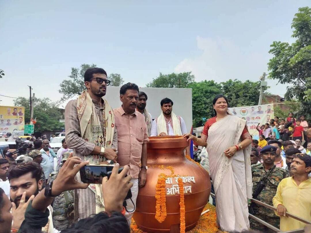वडनगर-वाराणसी सेवा यात्रा झारखंड से बिहार में प्रवेश, औरंगाबाद में 40 किमी तक जगह-जगह हुआ भव्य स्वागत।
भाजपा की ओर से सेवा संकल्प अभियान के तहत निकली वडनगर-वाराणसी सेवा यात्रा सोमवार को झारखंड की सीमा से बिहार में प्रवेश कर गई। यात्रा में शामिल करीब 25 बाइकर्स संडा बॉर्डर के रास्ते बिहार पहुंचे। संडा से लेकर अंबा और औरंगाबाद तक स्वागत के लिए जगह-जगह तोरण द्वार बनाए गए थे। कार्यकर्ताओं ने गाजे-बाजे के साथ स्वागत किया, जेसीबी से फूल बरसाए जा रहे हैं। औरंगाबाद में लगभग 40 किलोमीटर तक यह सेवा यात्रा है।
यात्रा में शामिल लोगों का स्वागत कि शुरुआत बिहार बॉर्डर स्थित संडा में मंत्री श्रेयसी सिंह और विधान पार्षद दिलीप कुमार सिंह के द्वारा किया गया।
वहीं अंबा स्थित सतबहिनी मंदिर में भाजपा नेता रणविजय सिंह के नेतृत्व में यात्रा में शामिल लोगों का अभिनंदन किया गया। प्रशासन ने यातायात, सुरक्षा, साफ-सफाई और ठहराव समेत अन्य इंतजाम किए गए थे।
*औरंगाबाद बाईपास से सिंह कोठी तक हुआ स्वागत -*
अंबा के बाद यात्रा औरंगाबाद के लिए रवाना हुई। शहर के बाईपास के समीप पंचदेव मंदिर पर भाजपा नेता सतीश कुमार सिंह के नेतृत्व में स्वागत किया गया। इसके बाद अगला पड़ाव रमेश चौक और पूर्व सांसद सुशील कुमार सिंह का आवास सिंह कोठी पर हुआ।
*बारुण से रोहतास में प्रवेश करेगी यात्रा -*
सिंह कोठी से निकलने के बाद यात्रा बारुण स्थित केशव महाविद्यालय पहुंचेगी। यह औरंगाबाद जिले में यात्रा का अंतिम पड़ाव होगा। यहां स्वागत-अभिनंदन के बाद यात्रा को अगले पड़ाव के लिए विदा किया जाएगा और फिर यह रोहतास जिले में प्रवेश करेगी।
आयोजकों के मुताबिक, ये यात्रा जनसेवा से राष्ट्रसेवा के 25 वर्ष पूरे होने के अवसर पर निकाली जा रही है। 17 सितंबर को प्रधानमंत्री नरेंद्र मोदी के जन्मदिन के मौके पर यात्रा वडनगर से शुरू हुई थी।
इस कार्यक्रम में भाजपा प्रदेश अध्यक्ष संजय सरावगी, संगठन महामंत्री भिखूभाई दलसानिया, केंद्रीय गृह राज्य मंत्री नित्यानंद राय, बिहार सरकार की मंत्री श्रेयसी सिंह और मंत्री रमा निषाद,भाजपा विधान पार्षद दिलीप कुमार सिंह शामिल रहे।