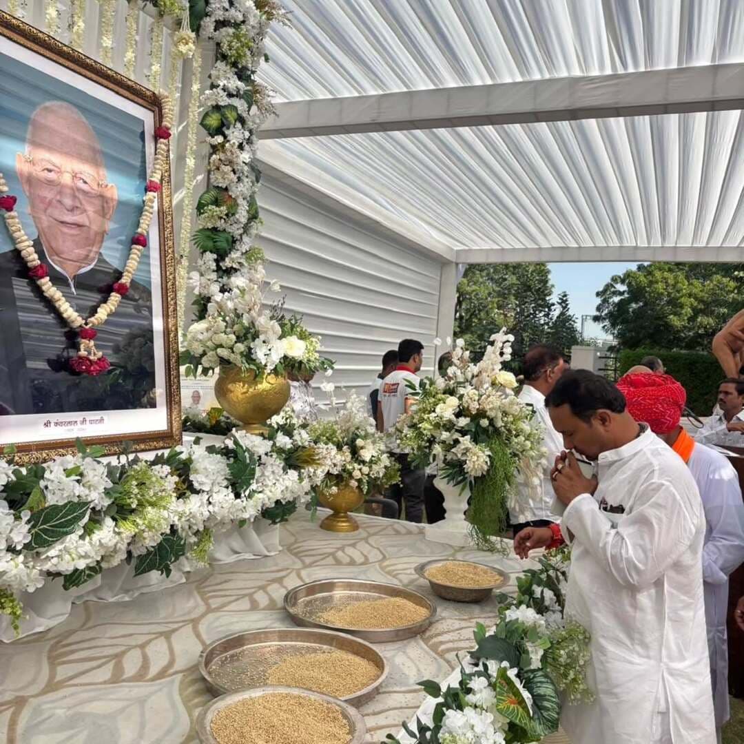 किशनगढ़ स्थित निजी निवास पर पहुंचकर सुप्रसिद्ध मार्बल उद्योगपति एवं समाजसेवी भामाशाह कंवर लाल पाटनी जी के निधन पर पुष्पांजलि अर्पित कर भावभीनी श्रद्धांजलि दी।
समाजसेवा एवं जनकल्याण के क्षेत्र में उनका योगदान सदैव स्मरणीय रहेगा। ईश्वर दिवंगत आत्मा को अपने श्रीचरणों में स्थान दें एवं शोकाकुल परिवार को इस अपार दुःख को सहन करने की शक्ति प्रदान करें।
ॐ शांति। 🙏