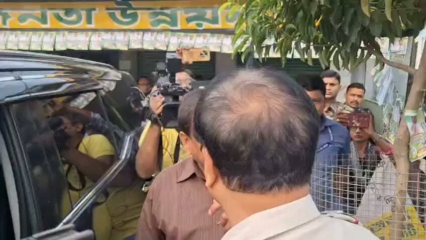 রেজিনগরে ভোট শুরু হতেই পুলিশের বিরুদ্ধে ভোট লুটের অভিযোগ হুমায়ুন কবিরের। টেনে হিচড়ে গাড়িতে তোলা হলো হুমায়ূনকে
