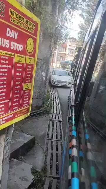 न्यू शिमला सेक्टर 4.. सड़क के दोनों तरफ वाहन पार्क.. बस निकलने के लिए नहीं जगह...