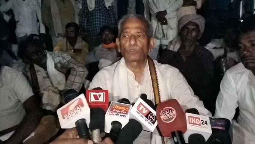 *10 घंटे के धरने के बाद भी नहीं छूटा ट्रैक्टर, कलेक्टर ने जांच का दिया भरोसा*
*मझगवां रेंज ऑफिस में भाजपा विधायक गहरवार के साथ सैकड़ों ग्रामीण डटे रहे; रात 12 बजे कलेक्टर-एसपी पहुंचे, जांच के आश्वासन पर खत्म हुआ धरना*
सतना। वन विभाग द्वारा आदिवासी किसान का ट्रैक्टर जब्त किए जाने के विरोध में चित्रकूट विधायक सुरेंद्र सिंह गहरवार का करीब 10 घंटे चला धरना रात 12 बजे खत्म हुआ। विधायक दोपहर करीब 2 बजे मझगवां स्थित वन विभाग के रेंज ऑफिस पहुंचे थे। उनके साथ बड़ी संख्या में आदिवासी ग्रामीण भी धरने पर बैठ गए। विधायक ट्रैक्टर छोड़ने की मांग पर अड़े रहे, जबकि वन विभाग ने वन भूमि पर जुताई के मामले में नियमानुसार कार्रवाई की बात कही।
मामला बढ़ने के बाद धरने की गूंज मुख्यमंत्री निवास भोपाल तक पहुंची। मुख्यमंत्री से विधायक की फोन पर बातचीत हुई। इसके बाद रात करीब 12 बजे कलेक्टर डॉ. सतीश कुमार एस और एसपी हंसराज सिंह मौके पर पहुंचे। कलेक्टर ने पूरे मामले की जांच कर विधि सम्मत कार्रवाई का आश्वासन दिया। इसके बाद विधायक ने धरना समाप्त कर दिया। हालांकि, ट्रैक्टर मौके पर नहीं छोड़ा गया।
*विधायक बोले- आदिवासियों को परेशान किया जा रहा*
धरने के दौरान विधायक ने वन विभाग के अधिकारियों से ट्रैक्टर तत्काल छोड़ने की मांग की। उन्होंने कहा, या तो ट्रैक्टर छोड़ो, वरना आज रात यहीं कटेगी। विधायक ने आरोप लगाया कि वन विभाग आदिवासी ग्रामीणों को परेशान कर रहा है। उन्होंने ग्रामीण का पक्ष सुनकर कार्रवाई पर पुनर्विचार करने की मांग की। विधायक ने वन विभाग के अधिकारियों से कहा कि सिर्फ गरीबों को परेशान करने के लिए ट्रैक्टर पकड़ लिया। एसडीओ ने कहा कि नियम विरुद्ध रात को ट्रैक्टर चल रहा था। विधायक ने कहा किसान ट्रैक्टर रात और दिन चलाता है ऐसा कोई नियम नहीं, कि रात को ट्रैक्टर नहीं चल सकता।
*वन विभाग ने कहा- वन भूमि पर जुताई में जब्ती*
चित्रकूट एसडीओ अभिषेक तिवारी और मझगवां रेंजर रंजन सिंह परिहार के मुताबिक कररिया बीट के चुनहाहार क्षेत्र में वन भूमि पर जुताई की सूचना मिली थी। टीम ने मौके पर पहुंचकर कक्ष क्रमांक पी-830 में कार्रवाई की। भूमि से जुड़े दस्तावेज नहीं मिलने पर वन अपराध प्रकरण दर्ज किया गया और जुताई में इस्तेमाल बिना नंबर के ट्रैक्टर को जब्त किया गया।
*अब जांच के बाद तय होगी आगे की कार्रवाई*
वन विभाग का कहना है कि मामला भारतीय वन अधिनियम, 1927 के तहत दर्ज है और जब्त ट्रैक्टर को नियमानुसार कानूनी प्रक्रिया पूरी किए बिना छोड़ा नहीं जा सकता। वहीं विधायक और ग्रामीण कार्रवाई को लेकर सवाल उठा रहे हैं। कलेक्टर के जांच के आश्वासन के बाद अब पूरे मामले में जांच रिपोर्ट के आधार पर आगे की कार्रवाई तय होगी।