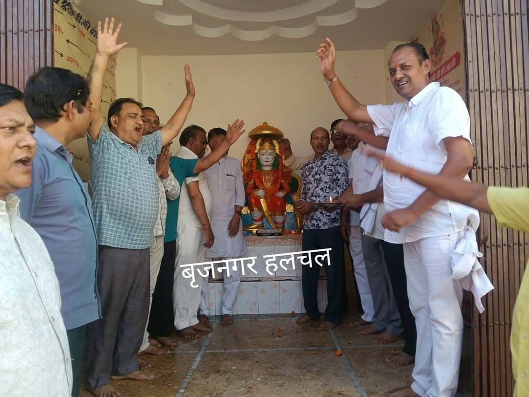 #श्री_महाराज_अग्रसेन_जयंती_महोत्सव__2026__
#बृजनगर________
__श्री महाराजा अग्रसेन जयंती कार्यकम की आज हुई शुरू
__अग्रवाल समाज अध्यक्ष अशोक बंसल के नेतृत्व में कार्य्रकम शुरू किए गए।
__श्री अग्रसेन महाराज का जलाभिषेक कर महाआरती की गई।
__छः दिवसीय कार्य्रकम में कई विभिन्न कार्यकम होंग आयोजित
__11 अक्टूबर को धूमधाम से निकाली जाएगी शोभायात्रा
__इस अवसर पर श्रीचंद मित्तल, ललित मोहन मित्तल,मुकेश मित्तल सराफ,अनिल मित्तल सराफ,रामावतार गर्ग,संजय सिंघल,यदु गर्ग,प्रदीप ऐरन,घनश्याम मित्तल, अंकुर मित्तल,साहिल बंसल,जगदीश अग्रवाल,सतीश मित्तल,अशोक गर्ग, आतेंद्र मित्तल,देवेंद्र गर्ग ,बंटी गोयल,अमन मित्तल,जतिन मित्तल,तरुण गर्ग,पुनीत सिंघल,प्रीति गर्ग आदि मौजूद रहे।