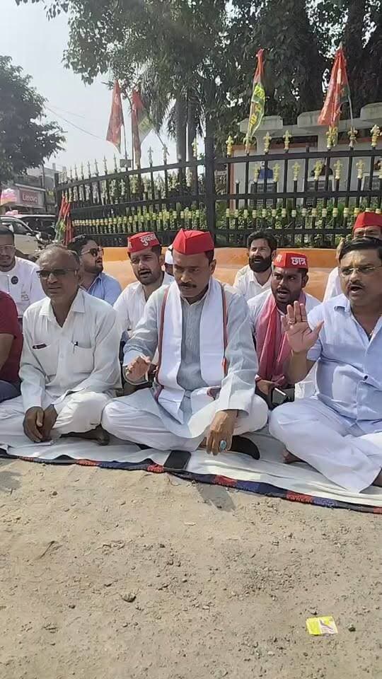 Shahjahanpur : दिल्ली में अखिलेश यादव की हिरासत के विरोध में शाहजहांपुर में सपाई धरने पर बैठे।
अखिलेश यादव की रिहाई की मांग को लेकर सपा जिलाध्यक्ष ने कार्यकर्ताओं के साथ धरना दिया।