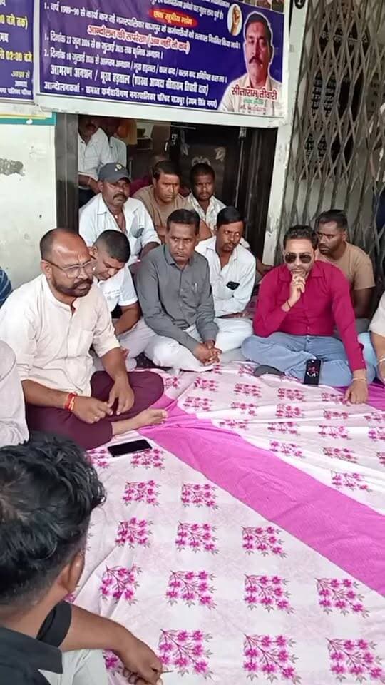 नगर पालिका में हड़ताल पर बैठे सफाई कर्मचारियों से वार्ता करने पहुंची SDM ऋचा सिंह एवं कोतवाल नरेश, देखे LIVE....