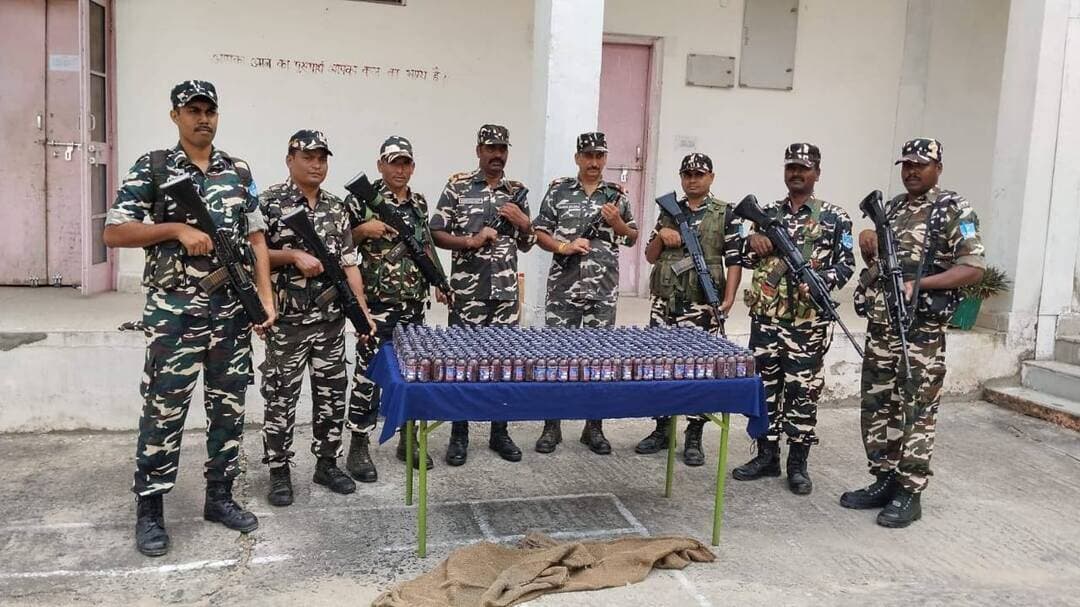 सोनबरसा भारत-नेपाल सीमा क्षेत्र में मादक पदार्थों की तस्करी के खिलाफ चलाए जा रहे अभियान के तहत एसएसबी की संयुक्त गश्ती टीम ने सोमवार की देर रात बड़ी कार्रवाई करते हुए तालाब के पानी में छिपाकर रखे 470 बोटल नशीली दवा कफ सिरप बरामद की.मौके से तस्कर भागने में सफल रहा जानकारी के अनुसार कम्पनी कमांडर इंस्पेक्टर संजय कुमार ने बताया कि सोमवार के मध्य रात्रि गुप्त सुचना के आधार पर रमनगरा बीओपी के जवानों ने रामनगरा से परछहिया जाने वाली सड़क के समीप तालाब के पास कुछ संदिग्ध मादक पदार्थ छिपाकर रखा गया है.उक्त स्थान सीमा स्तंभ संख्या 327 से करीब 1.5 किलोमीटर की दूरी पर स्थित है.सूचना मिलते ही बाह्य सीमा चौकी कन्हौली एवं रामनगरा की संयुक्त वाहन गश्ती दल ने मुशहरनिया गांव के पास एकत्रित होकर सूचना में बताए गए स्थान की ओर रवाना हुए और टीम ने तालाब के चारों ओर घेराबंदी कर सघन तलाशी अभियान शुरू किया.तलाशी के दौरान तालाब के किनारे पानी के अंदर दो जूट की बोरियों का कुछ हिस्सा दिखाई दिया. गश्ती दल ने बोरियों को पानी से बाहर निकाला. बोरी की तलाशी में 470 बोतल नशीली दवा कफ सिरफ बरामद हुईं. नशीली दवा कफ सिरफ को कन्हौली थाना के हवाले किया गया थाना अध्यक्ष सुनील कुमार यादव ने नशीली दवा कफ सिरप को जब्त करते हुए अज्ञात तस्कर के विरुद्ध मादक द्रव्य एवं मनोतेजक पदार्थ अधिनियम के तहत मामला दर्ज किया गया।