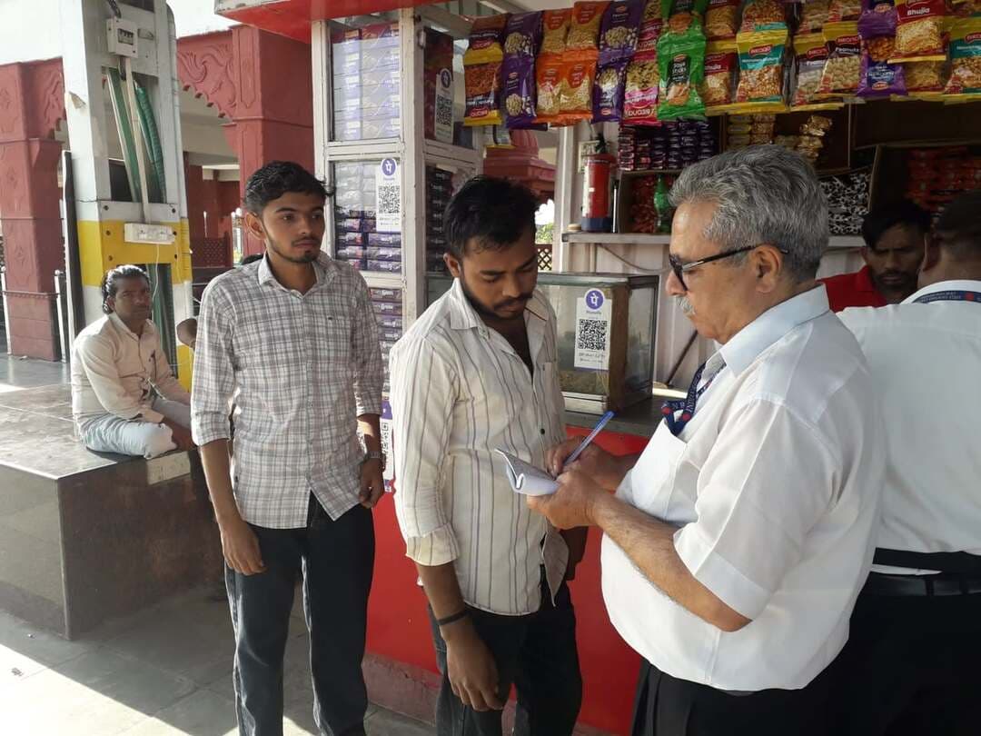 सोगरिया स्टेशन पर किलाबंदी टिकट जांच, 48 मामलों में ₹33,035 का जुर्माना*
दयोदय एक्सप्रेस सहित 8 ट्रेनों के यात्रियों के टिकटों की जांच, 8 टिकट जांच कर्मचारियों ने संभाला मोर्चा
कोटा। बिना टिकट एवं अनियमित यात्रा पर अंकुश लगाने तथा यात्रियों को वैध टिकट के साथ यात्रा के प्रति जागरूक करने के उद्देश्य से सोगरिया रेलवे स्टेशन पर किलाबंदी टिकट जांच अभियान चलाया गया। अभियान के दौरान कुल 48 मामले पाए गए, जिनमें नियमानुसार ₹33,035 का जुर्माना लिया गया।
वरिष्ठ मंडल वाणिज्य प्रबंधक श्री सौरभ जैन ने बताया कि अभियान के दौरान सोगरिया स्टेशन से गुजरने वाली 8 ट्रेनों के यात्रियों के टिकटों की सघन जांच की गई। इनमें दयोदय एक्सप्रेस, इटावा–कोटा एक्सप्रेस, कोटा–बीना मेमू, दुर्ग–अजमेर एक्सप्रेस, नई दिल्ली–सोगरिया एक्सप्रेसरांची–मदार स्पेशल, कोटा–बीना मेमू तथा सोगरिया–नई दिल्ली एक्सप्रेस शामिल रहीं।
अभियान मुख्य टिकट निरीक्षक अजय शर्मा के नेतृत्व में चलाया गया। टिकट जांच दल में टीटीई सुनील तिवारी, फिरोज खान,अख्तर खान, महावीर मालव, अमित पाल, विष्णु सुमन, हरि गोपाल एवं धनजी मीणा ने भाग लिया।
रेल प्रशासन ने यात्रियों से अपील की है कि वे रेल यात्रा के दौरान हमेशा वैध एवं उचित टिकट लेकर ही यात्रा करें। टिकट जांच अभियानों का उद्देश्य नियमसम्मत यात्रा को बढ़ावा देना और वैध टिकट लेकर यात्रा करने वाले यात्रियों के हितों की रक्षा करना है।