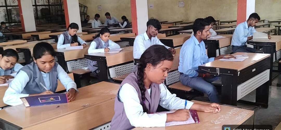 #बालाघाट
पीजी कॉलेज में भारतीय संस्कृति, परंपराओं और राष्ट्रीय स्वाभिमान से जुड़े विषयों पर निबंध प्रतियोगिता आयोजित
शासकीय जटाशंकर त्रिवेदी स्नातकोत्तर महाविद्यालय, बालाघाट में क्षेत्रीय अतिरिक्त संचालक, उच्च शिक्षा, जबलपुर संभाग के निर्देशानुसार 6 अक्टूबर 2026 को “सामान्य स्वाभिमान पर्व” के अंतर्गत “अटूट आस्था और सांस्कृतिक स्वाभिमान” विषय पर निबंध प्रतियोगिता का आयोजन किया गया। प्रतियोगिता में महाविद्यालय के विद्यार्थियों ने उत्साहपूर्वक सहभागिता करते हुए भारतीय संस्कृति, परंपराओं और राष्ट्रीय स्वाभिमान से जुड़े विभिन्न विषयों पर अपने विचार प्रस्तुत किए।
प्रतियोगिता का मुख्य उद्देश्य विद्यार्थियों में भारतीय संस्कृति, सांस्कृतिक विरासत, परंपराओं एवं राष्ट्रीय स्वाभिमान के प्रति जागरूकता विकसित करना तथा उनकी रचनात्मकता, लेखन-कौशल और अभिव्यक्ति क्षमता को प्रोत्साहित करना था। प्रतियोगिता में कुल 25 विद्यार्थियों ने भाग लिया। प्रतिभागियों ने निर्धारित विषय पर सुव्यवस्थित एवं प्रभावपूर्ण ढंग से अपने विचार व्यक्त किए।
विद्यार्थियों ने अपने निबंधों के माध्यम से भारतीय संस्कृति की विविधता, पारंपरिक मान्यताओं, आस्था, सांस्कृतिक मूल्यों और राष्ट्रीय अस्मिता के विभिन्न पहलुओं को रेखांकित किया। प्रतियोगिता के पश्चात निर्धारित मापदंडों के आधार पर निबंधों का मूल्यांकन किया गया। मूल्यांकन के आधार पर एम.ए. प्रथम सेमेस्टर की छात्रा निरुमा खोबरागड़े ने प्रथम स्थान प्राप्त किया। सुमरन यादव ने द्वितीय तथा रहिमा उइके ने तृतीय स्थान हासिल किया। प्रतियोगिता के माध्यम से विद्यार्थियों में सांस्कृतिक विरासत के प्रति समझ विकसित करने के साथ स्वतंत्र चिंतन, लेखन-कौशल और प्रभावी अभिव्यक्ति को प्रोत्साहन मिला।
कार्यक्रम के सफल आयोजन में महाविद्यालय के प्राचार्य डॉ. अशोक कुमार मराठे, भारतीय ज्ञान परंपरा की नोडल अधिकारी डॉ. कंचन मसराम, भारतीय ज्ञान परंपरा की संयोजक डॉ. रचना कोरी, आयोजन समिति के संयोजक संजय कुमार बिसेन तथा समिति सदस्य श्रीमती सविता गेड़ाम सहित संबंधित प्राध्यापकों का महत्वपूर्ण योगदान रहा।
#सेवा_संकल्प_अभियान #CMMadhyaPradesh #JansamparkMP #highereducation
