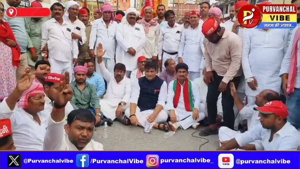 अखिलेश यादव की गिरफ्तारी के विरोध में देवरिया में सपाइयों का जोरदार प्रदर्शन
बड़ी संख्या में सपाई शहर के सुभाष चौक पर जुटे।
केंद्र सरकार और दिल्ली पुलिस के खिलाफ जमकर नारेबाजी।
सपा नेताओं ने गिरफ्तारी को लोकतांत्रिक अधिकारों के खिलाफ बताया
प्रदर्शनकारियों ने अखिलेश यादव की तत्काल रिहाई की मांग की।
कार्यकर्ताओं ने विपक्ष की आवाज दबाने का आरोप लगाया।
सुभाष चौक पर धरने के दौरान चुनाव आयोग की कार्यप्रणाली पर भी सवाल उठे।
मतदाता सूची के विशेष गहन पुनरीक्षण (SIR) को लेकर सपाइयों ने जताई आपत्ति
प्रदर्शन के दौरान सुरक्षा व्यवस्था को देखते हुए पुलिस मौके पर मौजूद रही
सपा कार्यकर्ताओं ने चेतावनी दी कि कार्रवाई जारी रही तो प्रदेशभर में आंदोलन तेज किया जाएगा।