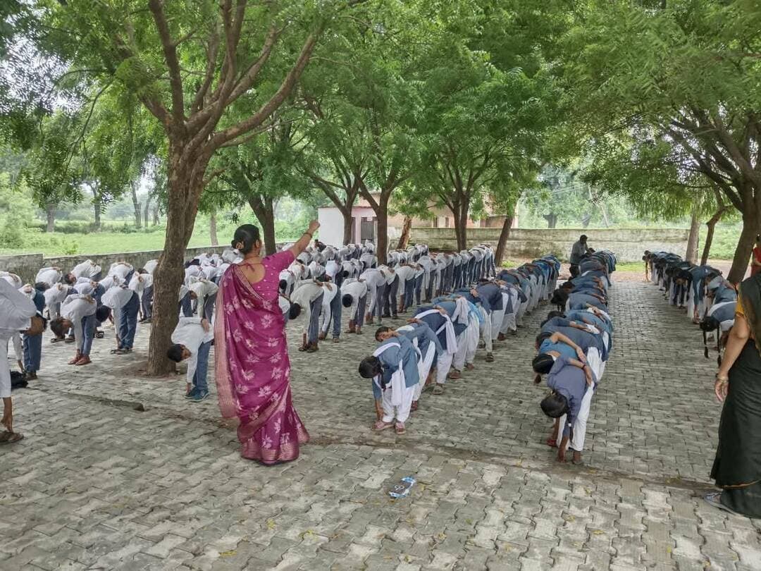 सेवा संकल्प अभियान के तहत आयुष विभाग ने लगाए स्वास्थ्य शिविर
रोगियों, महिलाओं एवं बच्चों का निःशुल्क स्वास्थ्य परीक्षण कर वितरित की गई आयुष औषधियां
शिविरों में कराया गया योगाभ्यास, बताए स्वस्थ जीवन के लाभ
--
निवाड़ी। कलेक्टर श्रीमती जमुना भिड़े के निर्देशन एवं जिला आयुष अधिकारी डॉ. विनोद कुमार के मार्गदर्शन में सेवा संकल्प अभियान के अंतर्गत आयुष विभाग निवाड़ी द्वारा जिले के विभिन्न शैक्षणिक संस्थानों एवं ग्राम पंचायतों में आयुष स्वास्थ्य शिविरों का आयोजन किया गया।
शिविरों का आयोजन शासकीय उच्चतर माध्यमिक विद्यालय ओरछा, शास्त्री उच्चतर माध्यमिक विद्यालय नैगुवां, शासकीय हाई स्कूल जेरा, शासकीय विद्यालय बम्होरी शीतल, कन्या विद्यालय निवाड़ी सहित ग्राम पंचायत थौना, चौमो, तरीचर, लड़वारी एवं सेंदरी में किया गया।
शिविरों में पहुंचे रोगियों, महिलाओं एवं बच्चों का चिकित्सकों द्वारा निःशुल्क स्वास्थ्य परीक्षण किया गया। जांच के उपरांत रोगानुसार आवश्यक आयुष औषधियां निःशुल्क वितरित की गईं। चिकित्सकों द्वारा मौसम के अनुरूप उचित आहार-विहार अपनाने तथा स्वस्थ जीवनशैली के संबंध में आवश्यक परामर्श भी दिया गया।
शिविरों में योगाभ्यास भी कराया गया। आयुष विभाग की टीम एवं योग प्रशिक्षकों द्वारा विभिन्न स्थानों पर उपस्थित नागरिकों, महिलाओं एवं बच्चों को योग के विभिन्न अभ्यास कराए गए तथा नियमित योगाभ्यास से होने वाले शारीरिक एवं मानसिक लाभों की जानकारी दी गई। नागरिकों को दैनिक जीवन में योग को अपनाने के लिए प्रेरित किया गया।
आयुष विभाग की टीम द्वारा नागरिकों को स्वच्छ पेयजल का सेवन, पौष्टिक एवं संतुलित भोजन लेने तथा स्वास्थ्य के प्रति सजग रहने के लिए जागरूक किया गया। साथ ही मौसम के अनुसार दिनचर्या एवं खान-पान में आवश्यक सावधानियां बरतने की सलाह दी गई।
इन स्वास्थ्य शिविरों के माध्यम से आयुष चिकित्सा पद्धति के प्रति आमजन में जागरूकता बढ़ाने के साथ योग एवं स्वस्थ जीवनशैली को दैनिक जीवन का हिस्सा बनाने का संदेश दिया गया।
Department of Ayush, Madhya Pradesh Jansampark Madhya Pradesh
#सेवा_संकल्प_अभियान #SevaSankalpAbhiyan #jansamparkMP #niwari