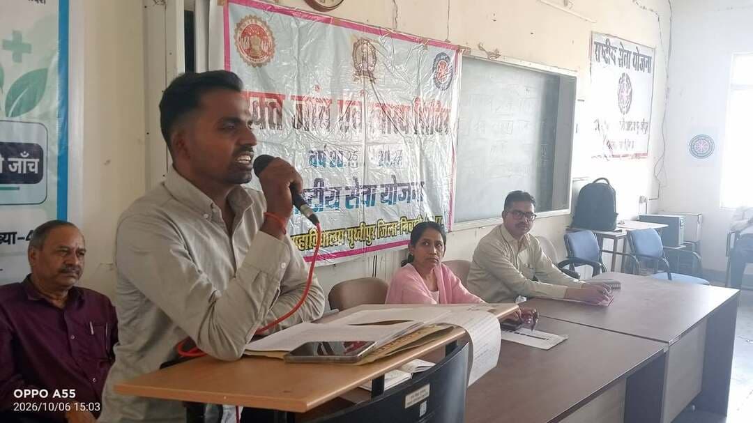 विशेष गहन पुनरीक्षण अभियान के तहत बीएलओ एवं बीएलओ सुपरवाइजर को दिया प्रशिक्षण
मुख्य निर्वाचन पदाधिकारी, मध्यप्रदेश भोपाल के निर्देशानुसार विधानसभा क्षेत्र क्रमांक 45 पृथ्वीपुर के समस्त बीएलओ एवं बीएलओ सुपरवाइजर का प्रशिक्षण 6 अक्टूबर 2026 को शासकीय महाविद्यालय पृथ्वीपुर में आयोजित किया गया।
प्रशिक्षण के दौरान विशेष गहन पुनरीक्षण-2026 के अंतर्गत मतदाता सूची से हटाए गए नामों का सत्यापन कर पात्र व्यक्तियों के नाम पुनः मतदाता सूची में जोड़ने तथा 1 जनवरी 2027 को 18 वर्ष की आयु पूर्ण करने वाले सभी पात्र नागरिकों के नाम मतदाता सूची में शामिल करने के संबंध में आवश्यक दिशा-निर्देश दिए गए।
बीएलओ को निर्देशित किया गया कि निर्वाचन आयोग द्वारा 29 सितंबर से 10 अक्टूबर 2026 तक संचालित विशेष अभियान के दौरान क्षेत्र में व्यापक रूप से कार्य करते हुए यह सुनिश्चित करें कि कोई भी पात्र व्यक्ति मतदाता सूची में नाम जुड़ने से वंचित न रहे। साथ ही मतदाता सूची में किसी भी अपात्र व्यक्ति का नाम शामिल न हो, इसका भी विशेष रूप से ध्यान रखा जाए।
प्रशिक्षण के दौरान मतदाता सूची के शुद्धीकरण, पात्र मतदाताओं के नाम जोड़ने तथा हटाए गए नामों के सत्यापन की प्रक्रिया के संबंध में बीएलओ एवं बीएलओ सुपरवाइजर को आवश्यक जानकारी प्रदान की गई।
इस अवसर पर एसडीएम पृथ्वीपुर सुश्री विनीता जैन, तहसीलदार मोहनगढ़, तहसीलदार दिगौड़ा सहित निर्वाचन कार्यालय पृथ्वीपुर के कर्मचारी उपस्थित रहे।
Chief Electoral Officer Madhya Pradesh Jansampark Madhya Pradesh #JansamparkMP #niwari