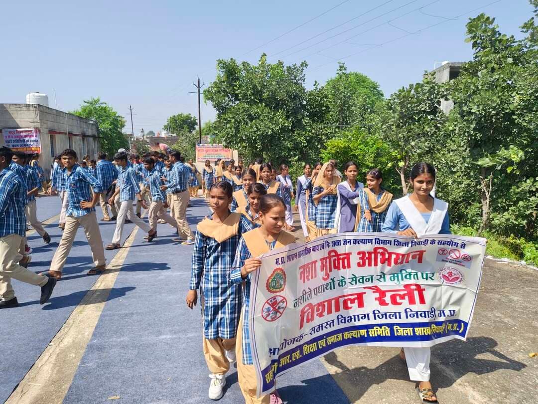 नशा मुक्ति सप्ताह के अंतर्गत शासकीय हायर सेकेंडरी स्कूल ओरछा में रैली, शपथ एवं योग कार्यक्रम आयोजित
--
सामाजिक न्याय एवं दिव्यांगजन सशक्तिकरण विभाग, जिला निवाड़ी के सहयोग से तथा आर.एस. शिक्षा एवं समाज कल्याण समिति द्वारा 02 से 08 अक्टूबर तक नशा मुक्ति सप्ताह एवं नशा मुक्त भारत अभियान के अंतर्गत विभिन्न जनजागरूकता कार्यक्रम आयोजित किए जा रहे हैं।
नशा मुक्ति सप्ताह की शुरुआत 02 अक्टूबर, महात्मा गांधी जयंती के अवसर पर स्कूली बच्चों एवं श्रीरामराजा वृद्धाश्रम, ओरछा के वृद्धजनों द्वारा नशा मुक्ति जागरूकता रैली के आयोजन से की गई। इसी क्रम में 06 अक्टूबर को शासकीय हायर सेकेंडरी स्कूल, ओरछा में नशा मुक्ति जागरूकता रैली, शपथ, योग एवं चित्रकला प्रतियोगिता सहित विभिन्न कार्यक्रम आयोजित किए गए।
कार्यक्रम में विद्यालय के प्राचार्य श्री एस.के. गुप्ता द्वारा विद्यार्थियों एवं विद्यालय स्टाफ को नशे से दूर रहने की शपथ दिलाई गई। उन्होंने नशे के दुष्परिणामों की जानकारी देते हुए विद्यार्थियों को नशे से दूर रहने तथा समाज में नशा मुक्ति का संदेश प्रसारित करने के लिए प्रेरित किया।
इस अवसर पर आयुष विभाग की डॉ. रजनी खरे ने विद्यार्थियों को संबोधित करते हुए कहा कि बच्चे देश का भविष्य हैं, इसलिए उन्हें नशे से दूर रहना आवश्यक है। नशे के कारण अनेक परिवार प्रभावित हो रहे हैं तथा समाज में विभिन्न प्रकार की बीमारियों और सामाजिक समस्याओं में वृद्धि हो रही है।
आयुष विभाग के नोडल आयुष अधिकारी श्री अरविंद साहू द्वारा विद्यार्थियों के लिए योग कार्यक्रम आयोजित किया गया। उन्होंने योग के माध्यम से शरीर को स्वस्थ रखने तथा नशे की प्रवृत्ति से दूर रहने के उपायों की जानकारी दी। विद्यार्थियों को ताड़ासन, भुजंगासन सहित विभिन्न योगासन एवं प्रातःकाल हंसने की विधि का अभ्यास कराया गया।
कार्यक्रम के अंतर्गत विद्यालय की शिक्षिकाओं ज्योति साहू एवं रिचा के मार्गदर्शन में चित्रकला प्रतियोगिता भी आयोजित की गई। विद्यार्थियों ने नशे से दूर रहने एवं नशा मुक्ति का संदेश देने वाले विभिन्न चित्र बनाए। प्रतियोगिता में उत्कृष्ट प्रदर्शन करने वाले विद्यार्थियों का प्रथम एवं द्वितीय पुरस्कार के लिए चयन किया गया।
इस अवसर पर विद्यालय के प्राचार्य श्री एस.के. गुप्ता के कक्ष में नशा मुक्ति संबंधी पोस्टर भेंट किया गया तथा विद्यालय एवं उसके आसपास के क्षेत्र को नशा मुक्त रखने का आह्वान किया गया।
कार्यक्रम में शिक्षक प्रदीप स्वर्णकार, जितेंद्र सिंह, मोहित गुप्ता, सुनील शर्मा सहित विद्यालय का समस्त स्टाफ, आयुष विभाग के अधिकारी-कर्मचारी एवं आर.एस. शिक्षा एवं समाज कल्याण समिति के सदस्य उपस्थित रहे। कार्यक्रम में लगभग 700 विद्यार्थियों एवं स्टाफ ने सहभागिता की।
कार्यक्रम का संचालन संस्था सचिव श्री राकेश पचौरी द्वारा किया गया तथा आभार श्री शैलेंद्र त्रिपाठी ने व्यक्त किया। कार्यक्रम के अंत में विद्यार्थियों को फल एवं स्वल्पाहार वितरित कर कार्यक्रम का समापन किया गया।
Social Justice and Disabled Welfare Department ,Madhya Pradesh Jansampark Madhya Pradesh #NashaMuktBharatAbhiyan #JansamparkMP #niwari