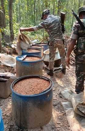 दुर्गापूजा को लेकर अवैध शराब कारोबार के विरुद्ध उत्पाद विभाग का छापेमारी अभियान तेज
सरायकेला-खरसावां 05 अक्टूबर 2026सोमवार (भाग्य सागर) आगामी दुर्गापूजा के मद्देनजर जिले में अवैध शराब कारोबारियों के विरुद्ध उपायुक्त के निर्देशानुसार उत्पाद विभाग द्वारा निरन्तर छापेमारी अभियान जारी है।इसी क्रम में सोमवार को अधीक्षक उत्पाद, क्षितिज विजय मिंज के नेतृत्व में जिले के खरसावां थाना अंतर्गत बरजूडीह एवं गांगुडीह में दो अवैध चुलाई शराब भट्टियों को ध्वस्त किया गया, 19 लीटर अवैध चुलाई शराब जब्त की गई तथा लगभग 2,100 किलोग्राम जावा महुआ नष्ट किया गया।...