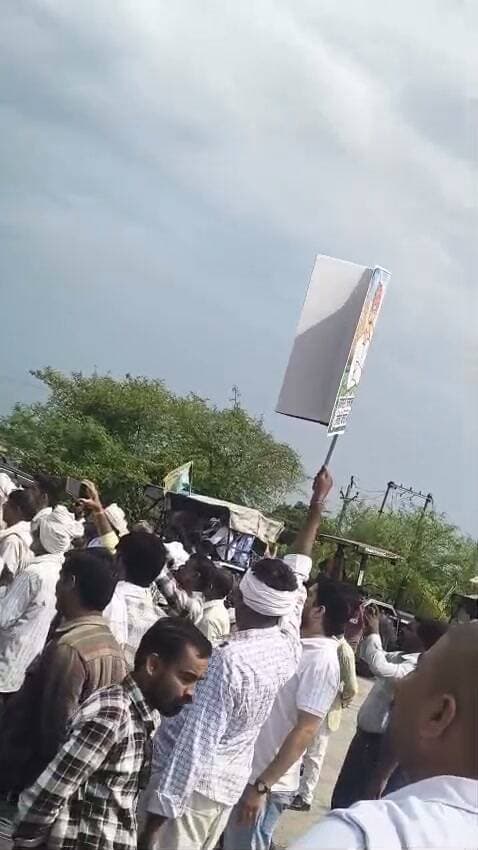 मोहारी टोल प्लाजा से सतना के लिए किसानों का काफिला रवाना!
डालमिया फैक्ट्री द्वारा जमीन अधिग्रहण के विरोध में हजारों किसान सैकड़ों ट्रैक्टरों के साथ मोहारी टोल प्लाजा से सतना के लिए रवाना हो चुके हैं।
#satna #satnanews #chitrakootexpress