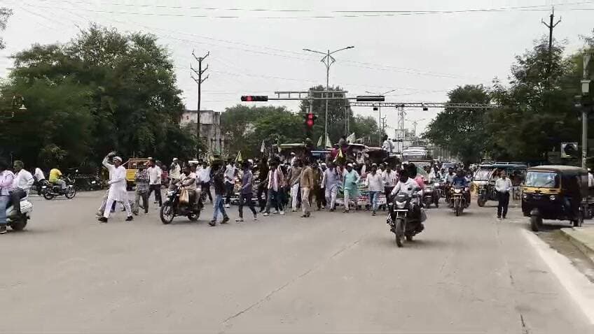 नागौद विधानसभा के हजारों किसान सैकड़ो ट्रैक्टर के साथ सतना पहुंचे, बैरठिया क्षेत्र में आगामी दिनों में लगने वाली डालमिया सीमेंट फैक्ट्री प्रोजेक्ट के विरोध में किसानों का जंगी प्रदर्शन, भू अधिग्रहण के विरोध में किसान सड़कों पर।