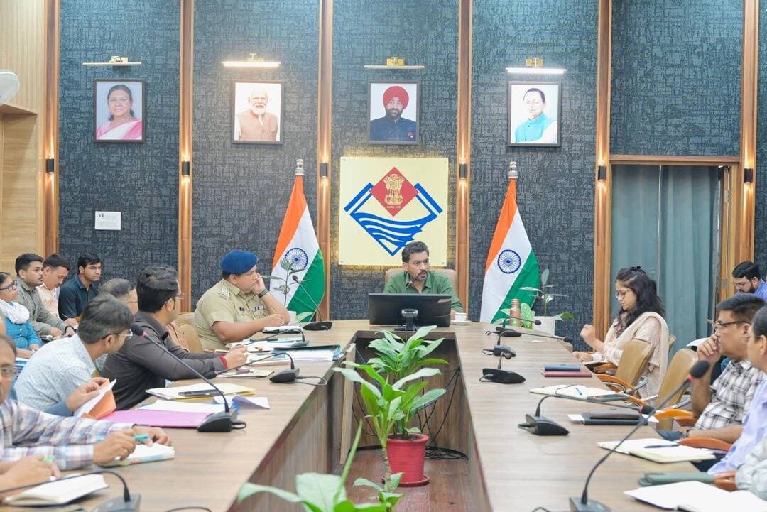 140 से ज्यादा शिकायतें लेकर पहुंचे फरियादी, डीएम ने अफसरों को दी सख्त हिदायत—देरी नहीं, समय पर हो समाधान....
देहरादून। जिलाधिकारी डॉ. आशीष चौहान की अध्यक्षता में सोमवार को कलेक्ट्रेट सभागार में जन समाधान दिवस आयोजित किया गया। इस दौरान जिले के विभिन्न क्षेत्रों से पहुंचे लोगों ने अपनी समस्याएं और शिकायतें जिलाधिकारी के समक्ष रखीं। समाधान दिवस में 140 से अधिक शिकायतें प्राप्त हुईं। इनमें भूमि विवाद, आपसी विवाद, अतिक्रमण, पारिवारिक उत्पीड़न, आर्थिक सहायता, मुआवजा भुगतान, भूमि पैमाइश और अवैध निर्माण से जुड़े मामले प्रमुख रहे।
जिलाधिकारी डॉ. आशीष चौहान ने संबंधित अधिकारियों को निर्देश दिए कि समाधान दिवस में प्राप्त शिकायतों का नियमानुसार, समयबद्ध और गुणवत्तापूर्ण निस्तारण सुनिश्चित किया जाए। उन्होंने कहा कि जन शिकायतों के निस्तारण में किसी भी स्तर पर अनावश्यक विलंब नहीं होना चाहिए। प्रत्येक प्रकरण में की गई कार्रवाई से शिकायतकर्ता को भी अवगत कराया जाए।
समाधान दिवस में 73 वर्षीय वरिष्ठ नागरिक रामप्यारी गोदियाल ने पारिवारिक उत्पीड़न, गाली-गलौज, मारपीट और घर से निकाले जाने की शिकायत जिलाधिकारी के समक्ष रखी। उन्होंने बताया कि पुत्रवधू और पौत्र द्वारा आए दिन उनके साथ दुर्व्यवहार किया जाता है तथा मकान उनके नाम करने के लिए दबाव बनाया जाता है। उन्होंने अपनी सुरक्षा और उचित कानूनी कार्रवाई की मांग की। जिलाधिकारी ने प्रकरण को गंभीरता से लेते हुए संबंधित अधिकारियों को नियमानुसार आवश्यक कार्रवाई करने तथा वरिष्ठ नागरिक की सुरक्षा सुनिश्चित करने के निर्देश दिए।
ईस्ट होपटाउन, विकासनगर के खसरा संख्या 868 और खाता संख्या 614 के भूमि धारकों ने मकान एवं भूमि के मुआवजे का भुगतान नहीं होने की शिकायत की। शिकायतकर्ताओं के अनुसार, मुआवजा भुगतान के लिए फरवरी 2026 में विशेष भूमि अध्याप्ति अधिकारी कार्यालय में आवश्यक दस्तावेज जमा कराए गए थे, लेकिन छह महीने से अधिक समय बीतने के बावजूद भुगतान नहीं हुआ। शिकायतकर्ताओं ने बताया कि तहसील विकासनगर से रिपोर्ट लंबित होने की जानकारी दी गई है। उन्होंने लंबित मुआवजे का शीघ्र भुगतान कराने का अनुरोध किया। जिलाधिकारी ने विशेष भूमि अध्याप्ति अधिकारी को आवश्यक कार्रवाई के निर्देश दिए।
चन्द्रलोक बस्ती, राजपुर निवासी वृद्ध विधवा महिला यशोदा देवी ने अपने पुत्र एवं पुत्रवधू पर कथित मानसिक और शारीरिक उत्पीड़न, अभद्रता तथा धमकी देने का आरोप लगाया। उन्होंने बताया कि इस संबंध में पूर्व में थाना और चौकी में शिकायत की जा चुकी है। इसके अलावा पुत्र एवं पुत्रवधू को अपनी चल-अचल संपत्ति से बेदखल किए जाने संबंधी सार्वजनिक नोटिस भी प्रकाशित कराया गया है। इसके बावजूद संपत्ति पर उनका कब्जा बना हुआ है। शिकायतकर्ता ने विवाद और मारपीट की आशंका जताते हुए स्वयं एवं परिवार की सुरक्षा की मांग की। जिलाधिकारी ने संबंधित अधिकारियों को मामले की नियमानुसार जांच कर आवश्यक कार्रवाई करने तथा पुलिस को शिकायतकर्ता की सुरक्षा सुनिश्चित करने के निर्देश दिए।
रेसकोर्स, देहरादून निवासी संजय कालरा पुत्र धर्मचंद कालरा ने मौजा कोल्हूपानी, तहसील विकासनगर स्थित अपनी भूमि पर पड़ोसी द्वारा कथित रूप से अतिरिक्त तारबाड़ किए जाने की शिकायत की। उन्होंने बताया कि भूमि की पैमाइश के लिए उपजिलाधिकारी विकासनगर को प्रार्थना पत्र दिया गया था। इस पर तहसीलदार विकासनगर ने लेखपाल को पैमाइश के आदेश दिए थे, लेकिन अभी तक पैमाइश नहीं हुई। शिकायतकर्ता ने भूमि की पैमाइश एवं सीमांकन कराने का अनुरोध किया। जिलाधिकारी ने तहसीलदार विकासनगर को आवश्यक कार्रवाई के निर्देश दिए।
दून डिवाइन आवासीय सोसायटी, आईटी पार्क के पीछे वी.डी.जी. ग्रीन फ्लैट्स के निवासियों ने प्लॉट संख्या 75, खसरा संख्या 71ख, मजरा धोरणखास में निर्माणाधीन बहुमंजिला भवन को लेकर शिकायत दर्ज कराई। शिकायतकर्ताओं ने आरोप लगाया कि निर्माण नियमों के विपरीत और उनके फ्लैट से सटाकर किया जा रहा है, जिससे भवन की सुरक्षा, वेंटिलेशन और आवासीय परिवारों को परेशानी हो रही है। शिकायतकर्ताओं ने पूर्व में की गई शिकायतों का उल्लेख करते हुए आरोप लगाया कि एमडीडीए की सील के बावजूद निर्माण कार्य जारी है तथा बिल्डर की ओर से उन्हें धमकियां भी दी जा रही हैं। उन्होंने निर्माण की जांच कर नियमानुसार कार्रवाई और अवैध निर्माण पर रोक लगाने की मांग की। जिलाधिकारी ने एमडीडीए को मामले में आवश्यक कार्रवाई के निर्देश दिए।
कोठारी मोहल्ला और जॉलीग्रांट क्षेत्र के लोगों ने सरकारी भूमि पर अतिक्रमण एवं अवैध निर्माण संबंधी शिकायतें भी जिलाधिकारी के समक्ष रखीं। जिलाधिकारी ने मामले का संज्ञान लेते हुए उप जिलाधिकारी डोईवाला और एमडीडीए के अधिकारियों को प्रकरण की स्टेटस रिपोर्ट प्रस्तुत करने के निर्देश दिए।
समाधान दिवस में एक महिला ने घरेलू हिंसा एवं दहेज उत्पीड़न से संबंधित शिकायत भी जिलाधिकारी के समक्ष रखी। पीड़िता ने बताया कि विवाह के बाद से ससुराल पक्ष की ओर से दहेज की मांग को लेकर उसका उत्पीड़न किया जा रहा है तथा पति द्वारा मारपीट की जाती है। आर्थिक स्थिति कमजोर होने के कारण वह अधिवक्ता और न्यायालय की फीस वहन करने में सक्षम नहीं है। जिलाधिकारी ने जिला प्रोबेशन अधिकारी को मामले में आवश्यक कार्रवाई के निर्देश दिए। साथ ही पीड़िता को कानूनी सहायता उपलब्ध कराने के लिए जिला विधिक सेवा प्राधिकरण (डीएलएसए) को निःशुल्क अधिवक्ता उपलब्ध कराने के निर्देश दिए।
जिलाधिकारी ने सभी संबंधित अधिकारियों को निर्देशित किया कि जन समाधान दिवस में प्राप्त शिकायतों को केवल औपचारिक रूप से दर्ज न किया जाए, बल्कि प्रत्येक प्रकरण में स्थलीय जांच, नियमानुसार कार्रवाई और शिकायतकर्ता को समयबद्ध राहत सुनिश्चित की जाए। उन्होंने संवेदनशील एवं गंभीर प्रकृति की शिकायतों में प्राथमिकता के आधार पर कार्रवाई करने के निर्देश भी दिए।
<nis:link nis:type=tag nis:id=dehradunnews nis:value=DehradunNews nis:enabled=true nis:link/> <nis:link nis:type=tag nis:id=jansamadhandiwas nis:value=JanSamadhanDiwas nis:enabled=true nis:link/> <nis:link nis:type=tag nis:id=dmdehradun nis:value=DMDehradun nis:enabled=true nis:link/> <nis:link nis:type=tag nis:id=ashishchauhan nis:value=AshishChauhan nis:enabled=true nis:link/> <nis:link nis:type=tag nis:id=uttarakhandnews nis:value=UttarakhandNews nis:enabled=true nis:link/> <nis:link nis:type=tag nis:id=dehradun nis:value=Dehradun nis:enabled=true nis:link/> <nis:link nis:type=tag nis:id=publicgrievance nis:value=PublicGrievance nis:enabled=true nis:link/> <nis:link nis:type=tag nis:id=landdispute nis:value=LandDispute nis:enabled=true nis:link/> <nis:link nis:type=tag nis:id=encroachment nis:value=Encroachment nis:enabled=true nis:link/> <nis:link nis:type=tag nis:id=domesticviolence nis:value=DomesticViolence nis:enabled=true nis:link/> <nis:link nis:type=tag nis:id=uttarakhand nis:value=Uttarakhand nis:enabled=true nis:link/>