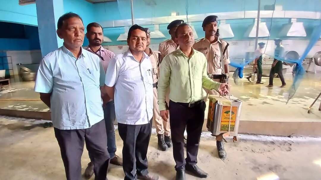 समाहरणालय पूर्णिया,
जनसंपर्क कार्यालय,
प्रेस विज्ञप्ति:-1600,
दिनांक 06/10/2026,
==================
बनमनखी में PM पोषण योजना के तहत 50 विद्यालयों का औचक निरीक्षण:-
अनुमंडल पदाधिकारी बनमनखी श्री प्रमोद कुमार के नेतृत्व में बनमनखी अनुमंडल अंतर्गत PM पोषण योजना (MDM) को पारदर्शी, गुणवत्तापूर्ण और सुचारू रूप से संचालित करने के उद्देश्य से मंगलवार को एक व्यापक औचक निरीक्षण अभियान चलाया गया।
इस दौरान प्रखंड शिक्षा पदाधिकारी (BEO) एवं प्रखंड संसाधन सेवी (BRT) की संयुक्त टीम द्वारा अनुमंडल क्षेत्र के 50 विद्यालयों में मध्याह्न भोजन व्यवस्था की औचक जांच की गई।
निरीक्षण के दौरान संयुक्त टीम ने विद्यालयों में भोजन की गुणवत्ता, स्वच्छता, किचन शेड की स्थिति, खाद्यान्न के स्टॉक तथा मध्याह्न भोजन से जुड़ी सभी आवश्यक पंजियों (रजिस्टर) की गहनता से जांच की।
इसके साथ ही छात्रों को परोसे जाने वाले भोजन की पौष्टिकता और मेनू के अनुसार उसके निर्माण का जायजा लिया गया।
जांच के क्रम में उपस्थित अधिकारियों द्वारा संबंधित प्रधानाध्यापकों, प्रभारियों एवं रसोइयों को स्वच्छता के मानकों का कड़ाई से पालन करने, समय पर गुणवत्तापूर्ण भोजन उपलब्ध कराने तथा स्टॉक एवं अन्य पंजियों को अद्यतन रखने के संबंध में आवश्यक एवं सख्त दिशा-निर्देश दिए गए।
प्रखंड शिक्षा पदाधिकारी ने स्पष्ट किया कि बच्चों के स्वास्थ्य और पोषण के साथ किसी भी प्रकार की लापरवाही बर्दाश्त नहीं की जाएगी।
भविष्य में भी इस प्रकार के औचक निरीक्षण लगातार जारी रहेंगे ताकि PM पोषण योजना का लाभ हर बच्चें तक पारदर्शी एवं बेहतर ढंग से पहुंच सके।
@iprd
#samratchoudhary
#cmsamrat
