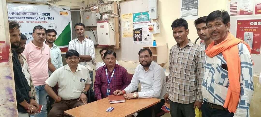 बैंकों में साइबर जागरूकता कार्यक्रमों का आयोजन
----
कलेक्टर सुश्री शीला दाहिमा के मार्गदर्शन में जिले में सेवा संकल्प अभियान अंतर्गत सेवा मेरा योगदान गतिविधियों का आयोजन किया जा रहा है। इसी क्रम में जिले के बैंकर्स द्वारा भी साइबर जागरूकता के कार्यक्रम आयोजित किये जा रहे है।
एलडीएम श्री दिनेशचंद्र जाटव ने बताया कि साइबर अपराधों से बचाव एवं डिजिटल बैंकिंग के सुरक्षित उपयोग के प्रति आमजन को जागरूक करने के उद्देश्य से एसबीआई बैंक स्टेशन रोड शाखा श्योपुर, आईडीबीआई बैंक श्योपुर, पीएनबी बैंक विजयपुर, एसबीआई बैंक मानपुर तथा एसबीआई बैंक विजयपुर में जागरूकता कार्यक्रम आयोजित किए गए।
कार्यक्रमों में बैंक अधिकारियों द्वारा बैंकिंग सेवाओं का सुरक्षित उपयोग, ऑनलाइन लेन-देन के दौरान सावधानी बरतने, ओटीपी, एटीएम पिन, पासवर्ड एवं बैंक संबंधी गोपनीय जानकारी किसी अनजान व्यक्ति के साथ साझा नहीं करने के प्रति जागरूक किया जा रहा है। साथ ही साइबर ठगी होने पर तत्काल शिकायत दर्ज कराने तथा संदिग्ध लिंक और फोन कॉल से सावधान रहने के लिए भी नागरिकों को सचेत किया जा रहा है।
बैंकर्स ने आमजन से अपील की कि डिजिटल बैंकिंग का उपयोग करते समय सतर्क रहें और किसी भी प्रकार की साइबर ठगी से बचने के लिए आवश्यक सावधानियां अपनाएं।
-
CM Madhya Pradesh
Jansampark Madhya Pradesh
#JansamparkMP
#sheopur
