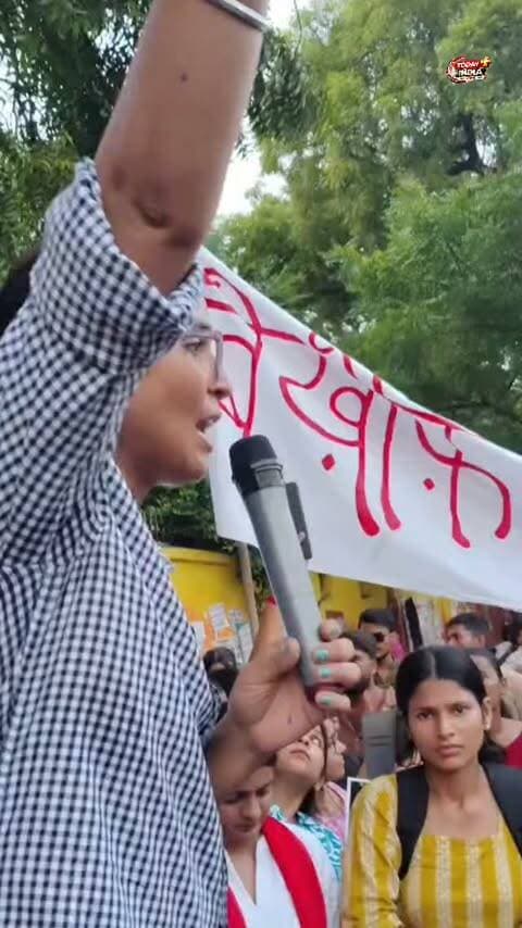 स्त्री विरोधी अपराधों के खिलाफ प्रयागराज में फ्रीडम मार्च
प्रयागराज। देशभर में बढ़ते स्त्री विरोधी अपराधों के खिलाफ पिंजरा तोड़ अभियान के बैनर तले दिशा छात्र संगठन समेत विभिन्न प्रगतिशील छात्र संगठनों ने फ्रीडम मार्च निकाला। मार्च की शुरुआत इलाहाबाद विश्वविद्यालय के महिला छात्रावास से हुई। छात्र-छात्राएं केपीयूसी, बालसन चौराहा और इंडियन प्रेस चौराहा होते हुए आजाद प्रतिमा की ओर बढ़े।
मार्च में बड़ी संख्या में छात्राएं, छात्र और नागरिक शामिल हुए। प्रदर्शनकारियों ने स्त्रियों के खिलाफ हिंसा और अपराधों के विरोध में आवाज उठाते हुए समाज में महिलाओं की स्वतंत्रता, सुरक्षा और समान अधिकार सुनिश्चित किए जाने की मांग उठाई।
सभा को संबोधित करते हुए स्त्री मुक्ति लीग की अंजलि ने कहा कि महिलाओं के खिलाफ अपराधों के बाद पीड़िताओं को ही जिम्मेदार ठहराने की प्रवृत्ति पर रोक लगनी चाहिए। उन्होंने कहा कि महिलाओं की सुरक्षा और सम्मान के लिए