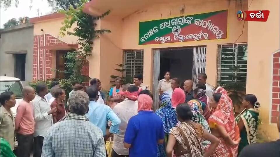 ହାତୀ ପଲକୁ ଶୀଘ୍ର ଘଉଡେଇବା ସହିତ ଫସଲ ନଷ୍ଟ ର କ୍ଷତିପୂରଣ କୁ ନେଇ ଚମ୍ପୁଆ ରେଞ୍ଜ ଅଧିକାରୀଙ୍କୁ ଘେରିଲେ ଗ୍ରାମ ବାସୀ । ||CHARCHA TV
#NewsUpdate #elefantes #ForestDepartment #forest #LatestNews #charchatv
#todaynews