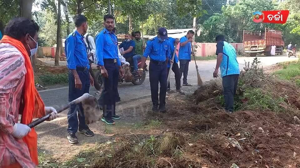 ଉମରକୋଟରେ ସ୍ୱଚ୍ଛତା ଅଭିଯାନ, ସାମିଲ ହେଲେ ଗଣଶିକ୍ଷା ମନ୍ତ୍ରୀ ||CHARCHA TV
#NewsUpdate #CleanlinessDrive #education #EducationMinister #charchatv