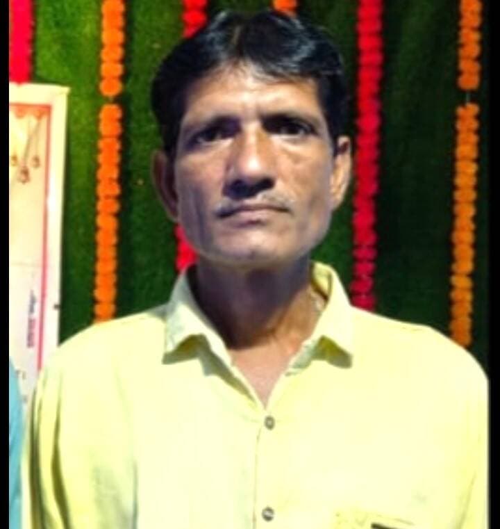 #कहानी_बदलाव_की
पीएम स्वनिधि योजना का मिला साथ, तो शहरवासियों तक पहुंचा श्री मनोज के हाथों का स्वाद
जुन्नारदेव में श्री मनोज का पानीपुरी स्टॉल बना क्षेत्रवासियों की पसंद
==============================
कभी शादी-पार्टियों में हलवाई का काम करने वाले जुन्नारदेव निवासी श्री मनोज जमधरिया ने शायद नहीं सोचा था कि एक दिन उनकी अपनी पहचान होगी और लोग उनके नाम से पानीपुरी स्टॉल को जानेंगे। लेकिन मेहनत, लगन और प्रधानमंत्री स्वनिधि योजना से मिले सहयोग ने उनके जीवन की दिशा बदल दी।
विकासखण्ड जुन्नारदेव के वार्ड क्रमांक-02 विश्वकर्मा मोहल्ला निवासी श्री मनोज जमधरिया की आमदनी पहले पूरी तरह मौसमी काम पर निर्भर थी। शादी-ब्याह का सीजन रहा तो कुछ कमाई हो जाती थी, नहीं तो परिवार की जरूरतें पूरी करना मुश्किल हो जाता था। कोरोना महामारी के दौरान काम पूरी तरह बंद हो गया और परिवार आर्थिक संकट में घिर गया।
इसी बीच उन्हें नगर पालिका परिषद जुन्नारदेव के माध्यम से प्रधानमंत्री स्वनिधि योजना की जानकारी मिली। उन्होंने आवेदन किया और 10 हजार रुपये का ऋण प्राप्त कर नगर क्षेत्र में पानीपुरी एवं चाट भंडार की शुरुआत की। शुरुआत छोटी थी, लेकिन स्वाद और व्यवहार ने ग्राहकों का भरोसा जीत लिया। धीरे-धीरे उनका ठेला लोगों की पसंद बनने लगा।
भरोसा बढ़ा तो बढ़ता गया कारोबार - पहले ऋण की किश्तें समय पर चुकाने के बाद उन्हें 20 हजार रुपये का दूसरा ऋण मिला। इससे उन्होंने अपने व्यवसाय को और व्यवस्थित किया। नियमित भुगतान और अच्छे रिकॉर्ड के कारण उन्हें तीसरे चरण में 50 हजार रुपये का ऋण भी स्वीकृत हुआ।
आज उनका व्यवसाय पहले से कहीं अधिक मजबूत है। जो व्यक्ति कभी काम मिलने का इंतजार करता था, वह अब अपने स्वयं के व्यवसाय के माध्यम से परिवार का भरण-पोषण कर रहा है। उनकी दुकान से होने वाली आय ने परिवार को आर्थिक स्थिरता दी है और भविष्य को लेकर आत्मविश्वास भी बढ़ाया है।
श्री मनोज जमधरिया बताते हैं कि प्रधानमंत्री स्वनिधि योजना ने कठिन समय में उन्हें नया संबल दिया और आत्मनिर्भर बनने का अवसर प्रदान किया। वे इस सहयोग के लिए भारत सरकार, मध्यप्रदेश शासन, नगर पालिका परिषद जुन्नारदेव तथा बैंक प्रबंधन के प्रति हृदय से धन्यवाद व्यक्त करते हैं।
PMO India Dr Mohan Yadav CM Madhya Pradesh
#पीएम_स्वनिधि_योजना
#सेवा_संकल्प_अभियान
#procwa #छिन्दवाड़ा
#JansamparkMP
Department of Urban Development & Housing MP
Jansampark Madhya Pradesh