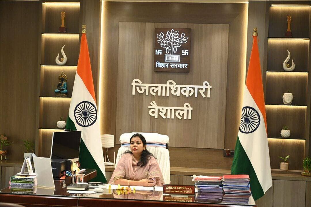 ☀️ सौर ऊर्जा की राह पर वैशाली की बड़ी छलांग! 🌱⚡
प्रधानमंत्री सूर्य घर मुफ्त बिजली योजना के तहत वैशाली जिले में अब तक 1,238 रूफटॉप सोलर पैनल लगाए जा चुके हैं। इस उपलब्धि के साथ वैशाली पूरे बिहार में 5वें स्थान पर है। 🏆
जिला पदाधिकारी, वैशाली श्रीमती वर्षा सिंह (भा.प्र.से.) ने योजना की समीक्षा करते हुए सोलर पैनल अधिष्ठापन में और तेजी लाने तथा अधिक से अधिक परिवारों को योजना से जोड़ने का निर्देश दिया।
💰 सोलर लगाएँ, अनुदान पाएँ!
🔹 1 KW — कुल ₹40,000 तक सहायता
🔹 2 KW — कुल ₹80,000 तक सहायता
🔹 3 KW या अधिक — कुल ₹98,000 तक सहायता
📌 बिहार सरकार का अतिरिक्त अनुदान 31 मार्च 2027 तक उपलब्ध है।
🌞 कम बिजली खर्च • स्वच्छ ऊर्जा • आत्मनिर्भर परिवार
जिला प्रशासन की अपील है कि अधिक से अधिक पात्र परिवार इस अवसर का लाभ उठाएँ और अपने घरों की छत पर रूफटॉप सोलर लगाकर बिजली के खर्च में बचत एवं स्वच्छ ऊर्जा को बढ़ावा दें।
🚀 वैशाली का लक्ष्य—हर घर सौर ऊर्जा की ओर!
Information & Public Relations Department, Government of Bihar
Energy Department, Bihar
Bihar State Power Holding Company Limited
<nis:link nis:type=tag nis:id=samratchoudhary nis:value=samratchoudhary nis:enabled=true nis:link/>
<nis:link nis:type=tag nis:id=cmsamrat nis:value=CMSamrat nis:enabled=true nis:link/>
<nis:link nis:type=tag nis:id=pmsuryaghar nis:value=PMSuryaGhar nis:enabled=true nis:link/> <nis:link nis:type=tag nis:id=solarenergy nis:value=SolarEnergy nis:enabled=true nis:link/> <nis:link nis:type=tag nis:id=vaishali nis:value=Vaishali nis:enabled=true nis:link/> <nis:link nis:type=tag nis:id=districtadministrationvaishali nis:value=DistrictAdministrationVaishali nis:enabled=true nis:link/> <nis:link nis:type=tag nis:id=greenenergy nis:value=GreenEnergy nis:enabled=true nis:link/>