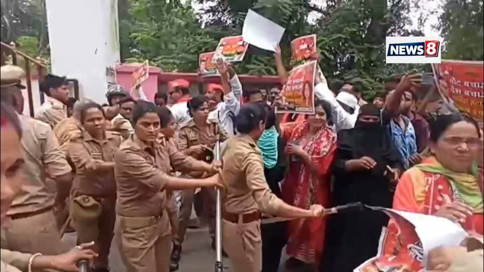 #Bahraich चुनाव आयुक्त के खिलाफ सपा महिला सभा का प्रदर्शन, जमकर की नारेबाजी , महिला पुलिस कर्मियों से हुईं धक्का मुक्की ,,
#वायरल #facbookviralvideo