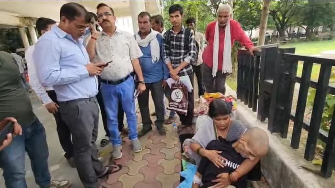 कलेक्ट्रेट में जन सुनवाई के दौरान कैंसर पीड़ित बीमार पति को डेरे के साथ पहुंची पत्नी, मौक़े पर पति की बिगड़ी हालत
रीवा कलेक्ट्रेट मे आज जन सुनवाई के दौरान एक महिला जो कैंसर पीड़ित पति को डोलिया मे उठाकर कलेक्टर कार्यालय पहुंची,
बताया जा रहा कि बड़े भाई के परिवार से प्रताड़ित होकर छत से कूद चुका है पीड़ित, मामले मे कई बार हो चुकी है पुलिस थाने मे शिकायत, फिर भी नहीं हुई कोई कार्यवाई,
जिस समस्या से तंग आकर पीड़ित आज मंगलवार को रीवा कलेक्ट्रेट कार्यालय पहुंचकर अपनी व्यथा प्रशासनिक अधिकारियों को बताई एवं कार्यवाई की गुहार लगाई है।