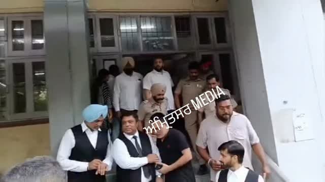 ਦਿਨੇਸ਼ ਬੱਸੀ ਦੀ ਪੇਸ਼ੀ ਮੌਕੇ ਅਦਾਲਤ ਬਾਹਰ ਗੂੰਜੇ ਨਾਅਰੇ, 2 ਦਿਨਾਂ ਪੁਲਿਸ ਰਿਮਾਂਡ ਮਨਜ਼ੂਰ।