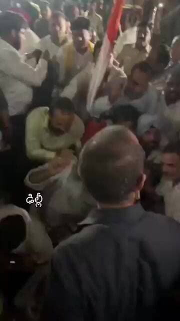 ఆకాశవాణి భవన్ వద్ద సత్యాగ్రహం చేస్తున్న రాహుల్ గాంధీని అదుపులోకి తీసుకున్న ఢిల్లీ పోలీసులు#shorts